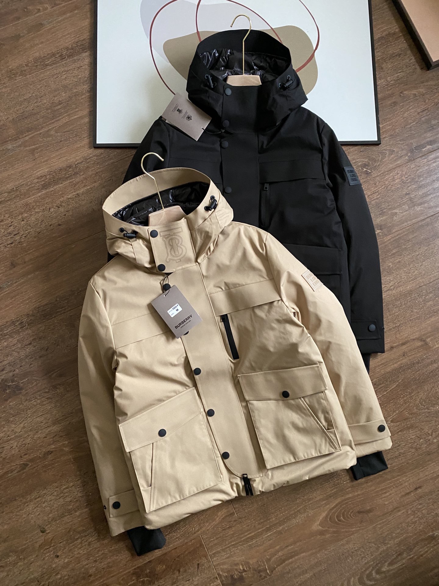 NO:597204,High-end products are different from junk-level products in the market. Same picture but different prices are different versions. High-end light luxury series!  Limited sale in Europe!   Nano waterproof fabric, high-end light luxury men's down jacket, a very classic style, the big name is majestic. It continues the brand's classic and noble, elegant men's style, and the upper body is more stylish, free and easy!  The process adopts all-weather gluing treatment!  Allowing you to easily cope with various harsh environments!  Perfectly integrating urban leisure and outdoor functionality into the design, the latest technological functional fabrics have the comfort, breathability and high-end of fully memory functional fabrics!  Nano waterproof fabric is not only waterproof, but also windproof, anti-wrinkle, anti-scratch, breathable and all other powerful functions!  The inside is filled with real 90% white goose down, which has great fluffiness and very good warmth retention!  !  !  Not to mention the south, in the extremely cold north, wearing a down jacket like this through the winter is not a problem!  Adjustable windproof hood design, elastic hem to prevent drafts, customized hardware accessories, 3m reflective logo on the back, full of personality, each button has the brand logo, highlighting the sense of quality, small details are also handled very well, the workmanship will definitely satisfy you, three-dimensional cutting, the upper body does not feel bloated at all, although it is fluffy, but clean and tidy, don’t hesitate if you like it!  Color Black Khaki Size M-3XL,,down jacket,hats,alexander wang19860909高版本牛货区别市场垃级货同图不同价为版本不同 高端轻奢系列！欧洲限量发售！  纳米防水面料 高级轻奢男士羽绒服 非常非常经典的款式,大牌就是大气. 延续了品牌经典高贵, 优绅雅士的男装风格, 上身更加有型,洒脱！ 工艺上采用了全天候压胶处理！ 让你能够轻松应对各种恶劣环境！ 把都市休闲和户外功能性完美融入设计中, 的最新科技功能面料, 有着全记忆功能面料的舒适度、透气性和高端度！ 纳米防水面料,不仅防水,而且防风,防皱,防刮伤, 透气等一切强大的功能统统拥有！ 内里填充真正90白鹅绒, 蓬松度超赞,保暖性非常好！！！ 别说南方,就在极寒北方, 这样一件羽绒服过冬都不是任何问题！ 可调节防风帽设计, 下摆还有松紧防止灌风设计, 客供订制五金辅料, 后背3m反光logo个性十足, 每颗纽扣上都带有品牌logo, 凸显品质感, 小细节方面做处理的也是非常到位, 做工方面绝对让你满意, 立体裁剪,上身丝毫没有臃肿的感觉, 虽然蓬松,但是干净利落, 喜欢的不要犹豫！ 颜色黑色 卡其色 尺码M-3XL,,down jacket,hats,alexander wang,Men's clothing