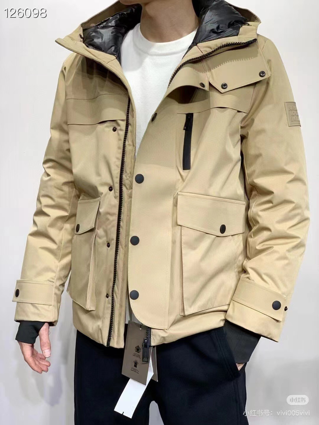 NO:597206,[Model Picture] Top version [Goose Down Down Jacket] /BBR Winter new high-end customization Workwear large pockets short hooded couple winter goose down down jacket Burberry Parker workwear latest series functional workwear with multiple pockets for business and leisure Imported polyester fiber fabric is wind-resistant, water-repellent, 90 fill power of goose down has good thermal insulation performance!  Windproof placket Cargo pockets on both sides Adjustable windproof cuffs Adjustable hem Filling: 90 goose down Color black/khaki Size M-3XL Size ML  Sleeve length 61 62 6364 65,,down jacket,hats,alexander wang19860909【模特图】 顶级版本【鹅绒羽绒服】 /BBR 冬季新款高端定制 工装大口袋短款连帽情侣冬季鹅绒羽绒服博柏利派克服工装 最新系列 机能工装多口袋兼顾商务休闲 进口聚酯纤维面 料抗风耐造防泼水 90鹅绒蓬松度保暖性能都很不错！ 防风门襟门襟两侧工装口袋 可调节防风袖口下摆可调节 填充物:90鹅绒 颜色黑色/卡其色 尺码M-3XL 尺码 ML XL 2XL 3XL 衣长 70 72 74 76 78 胸围114 118 122 126 130 肩宽 49 50 51 52 53 袖长 61 62 6364 65,,down jacket,hats,alexander wang,Men's clothing