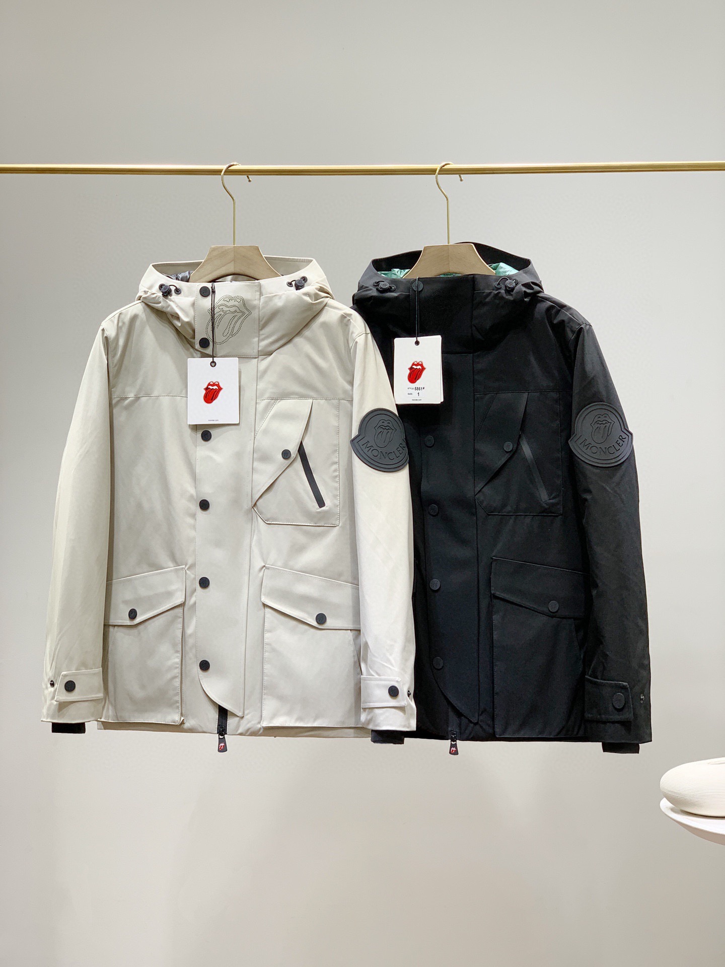 NO:597210,Moner  Product Name Big Tongue Down Jacket Color Black White This soft-shell waterproof and windproof hooded down jacket is made of 90 white goose down, genuine materials. The fabric is a high-density functional fabric supplied by customers. It has excellent weatherproof, dirt-resistant, wear-resistant and scratch-resistant properties. The inner high-density matte nylon fabric + four-layer thickening method, the high density prevents leakage and velvet leakage and other problems.  , the quality is unquestionable, the details are exquisite, the short version is very friendly to any figure, the windproof and warm performance is excellent, the upper body is quite good-looking, the details are bright, many LOGOs are full of personality, the warmth is good enough, and it is not picky, highly recommended, don’t miss it if you like it!  Sizes 1-3-5-7-9 are suitable for those weighing around 120-200 pounds. Models weighing 180 or 145 pounds are suitable for sizes 5...,,down jacket,hats,alexander wang19860909Moner x 滚石 男士大舌头全压胶黑白连帽羽绒服,极地御寒必收款,上身暴帅！ 品名大舌头羽绒服 颜色黑色 白色  这款软壳防水防风连帽羽绒服,90白鹅绒,真标真料,面料是客供的高密度功能性面料,防风雨和耐脏耐磨防刮擦性能出色,内里高密度哑光尼龙面料+四层加厚做法,高密度防止漏绒钻绒等问题 ,品质无需置疑,细节精致,短款版型,对任何身材都非常友好,防风保暖性能极佳,上身相当的好看,细节的亮点较多,多处LOGO个性十足,保暖性够好,而且不挑人,强烈推荐,喜欢的不要错过！ 尺码1-3-5-7-9 适合120-200斤左右穿 模特180,145斤驾驭5码合适…,,down jacket,hats,alexander wang,Men's clothing