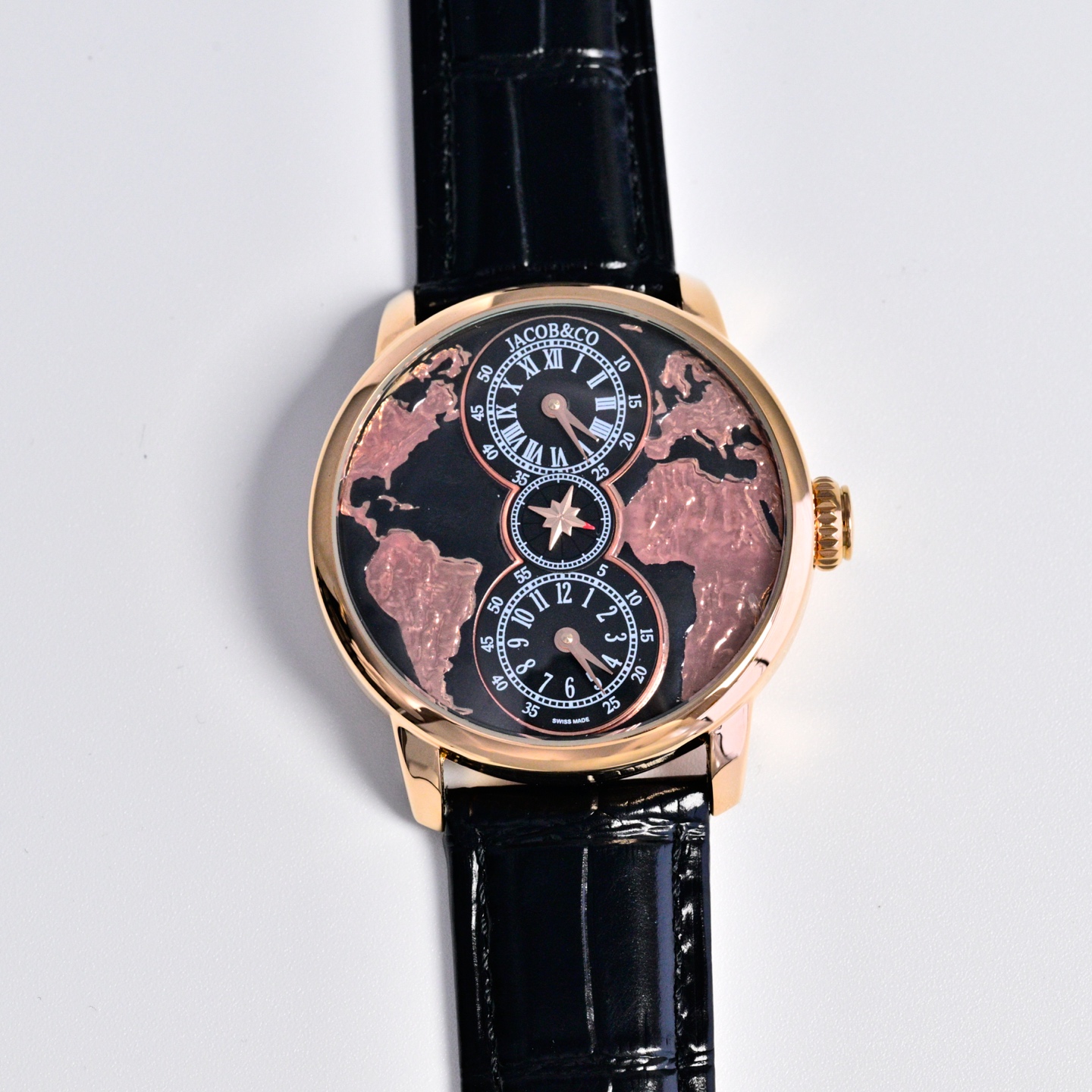 NO:821490,JACOB & CO. Dual Time Zone Swiss Quartz Watch Gold foil embossed globe, using handcrafted techniques to reproduce the texture of the continent, it can accurately anchor your time coordinates no matter which city you are in, making the passage of time a global journey. Size diameter 42mm, handmade calf leather strap, cowhide19860909JACOB & CO. 双时区瑞士石英腕表 金箔浮雕地球仪,以手工技艺复刻大陆肌理,无论身处哪座城市,都能精准锚定属于你的时间坐标 让时间的流逝成为一场环球漫游. 尺寸直径42mm 、手工小牛皮带,,cowhide,Watch