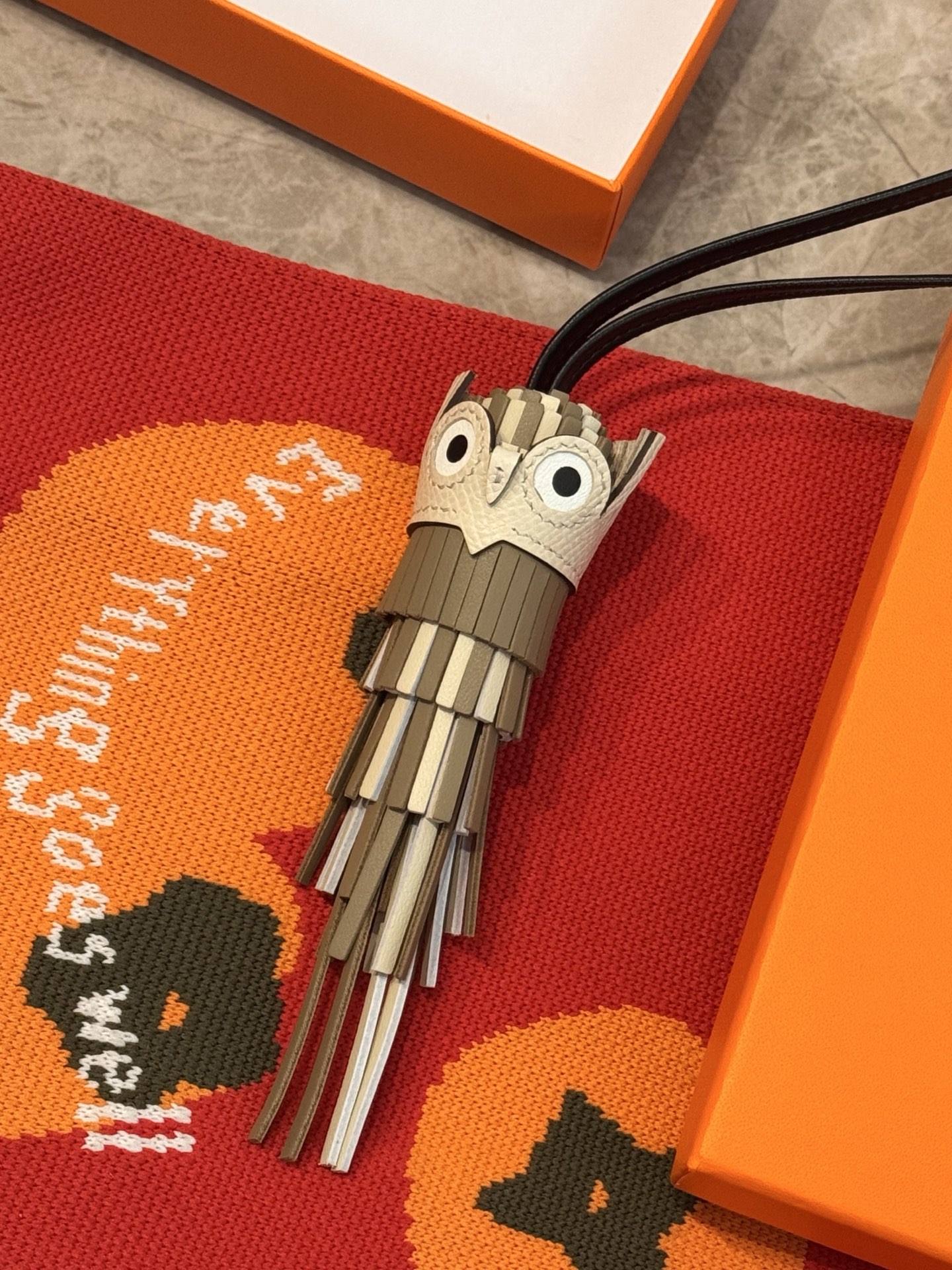 NO:617255,Herme Cat Eagle pendant, the new Z-in 6299, is small and exquisite. It is suitable for matching with various bags. It adopts a multi-layered leather design to show a unique style. There are four available black, brown, gray and green styles, each with a unique sense of layering and personality. It perfectly decorates your bag and enhances the overall sense of fashion. It is truly handmade and made from real H family original leather orders!  The cutest hanging accessories!  Real aristocratic temperament. Imported GR original sheepskin, exported to overseas orders, the original leather is hand-sewn by masters with more than 5 years of service, real stitches and threads. A whole piece of very heavy work is very nice to give away and keep for yourself~, hermes, sheepskin19860909Herme 猫鹰挂件 新款Z入6299小巧精致 适合搭配各种包包 采用多层叠皮设计 展现独特风格.现有黑色、棕色、灰色、绿色四款可选,每个都有独特的层次感和个性魅力.完美装饰你的包包,提升整体时尚感 真正的纯手工制作 真H家原皮订单做的挂件！最萌宠的挂饰配件！真正的贵族气质 进口的GR原厂羊皮,出口国外的订单,原厂皮料都是工龄5年以上的老师傅纯手工缝制,真正的一针一线去缝的 一整只非常的重工送人自留都非常nice～,,hermes,sheepskin,accessory