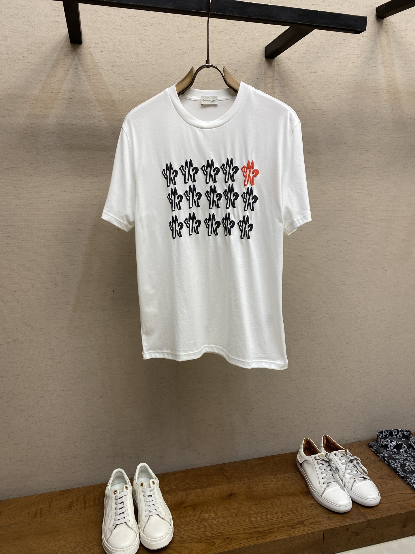 NO:121515,Moncler, 25ss new embroidered logo short sleeves new short sleeve yyds daily eye-closing dress Customized mercerized elastic cotton fabric Excellent comfort with double-layer fabric round neckline Sleeve and hem Simple T-fitting with classic diamond logo is too good to look good, single wear inner wear is stable, iconic super positive, loose style is not picky at all, countless big cards can be perfectly controlled by men and women, same style for men and women, unlock it together with casual wear Size S-2xl Color black, white, christian louboutin, T-shirt, alexander wang19860909Moncler,25ss新款刺绣Logo短袖 新款短袖yyds 日常出门闭眼搭 定制丝光弹力棉面料 舒适感极佳 搭配双层织物圆领口 衣袖和下摆 简简单单的T 搭配经典烫钻Logo也太好看了吧 单穿内搭都是稳稳哒 标志性超正 宽松版型一点都不挑人 无数大卡男女都可完美驾驭 男女同款 随意穿搭法一起去解锁吧 尺码S-2xl 颜色黑色,白色,,christian louboutin,T-shirt,alexander wang,Men's clothing