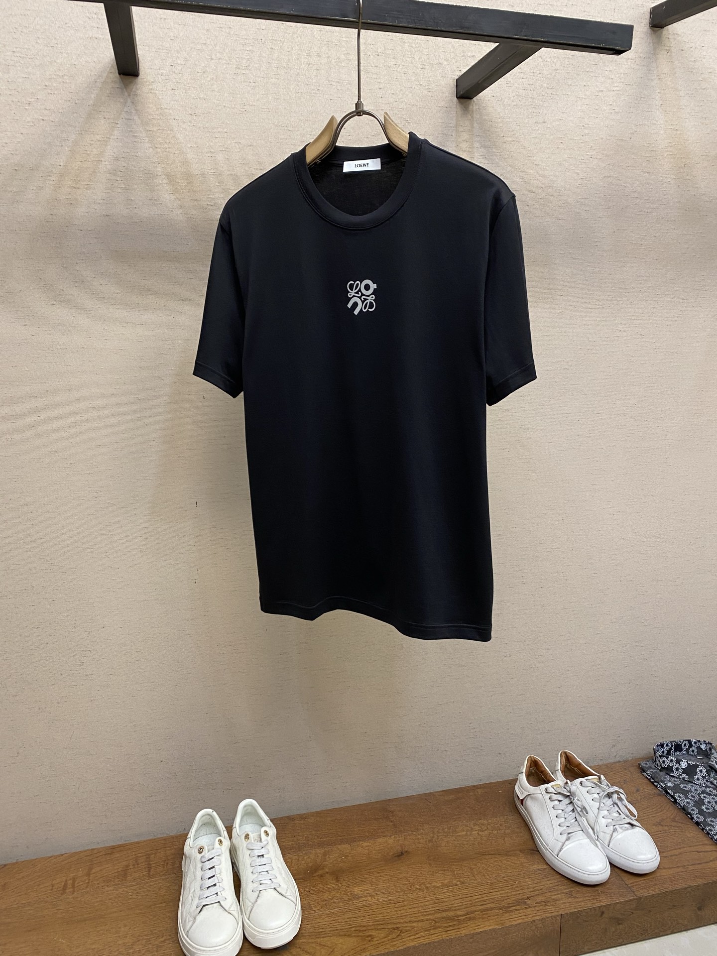 NO:121514,Loewe, 25ss new embroidered logo short sleeves new short sleeve yyds daily eye-closing dress custom mercerated elastic cotton fabric excellent comfort with double-layer fabric round neckline sleeves and hem Simple T-fitting with classic diamond logo is too good to look good, single wear inner wear is stable, iconic super positive, loose style is not picky at all, countless big cards can be perfectly controlled by men and women, same style for men and women, unlock it together as you wear Size S-2xl Color black, white,,loewe,T-shirt,alexander wang19860909Loewe,25ss新款刺绣Logo短袖 新款短袖yyds 日常出门闭眼搭 定制丝光弹力棉面料 舒适感极佳 搭配双层织物圆领口 衣袖和下摆 简简单单的T 搭配经典烫钻Logo也太好看了吧 单穿内搭都是稳稳哒 标志性超正 宽松版型一点都不挑人 无数大卡男女都可完美驾驭 男女同款 随意穿搭法一起去解锁吧 尺码S-2xl 颜色黑色,白色,,loewe,T-shirt,alexander wang,Men's clothing