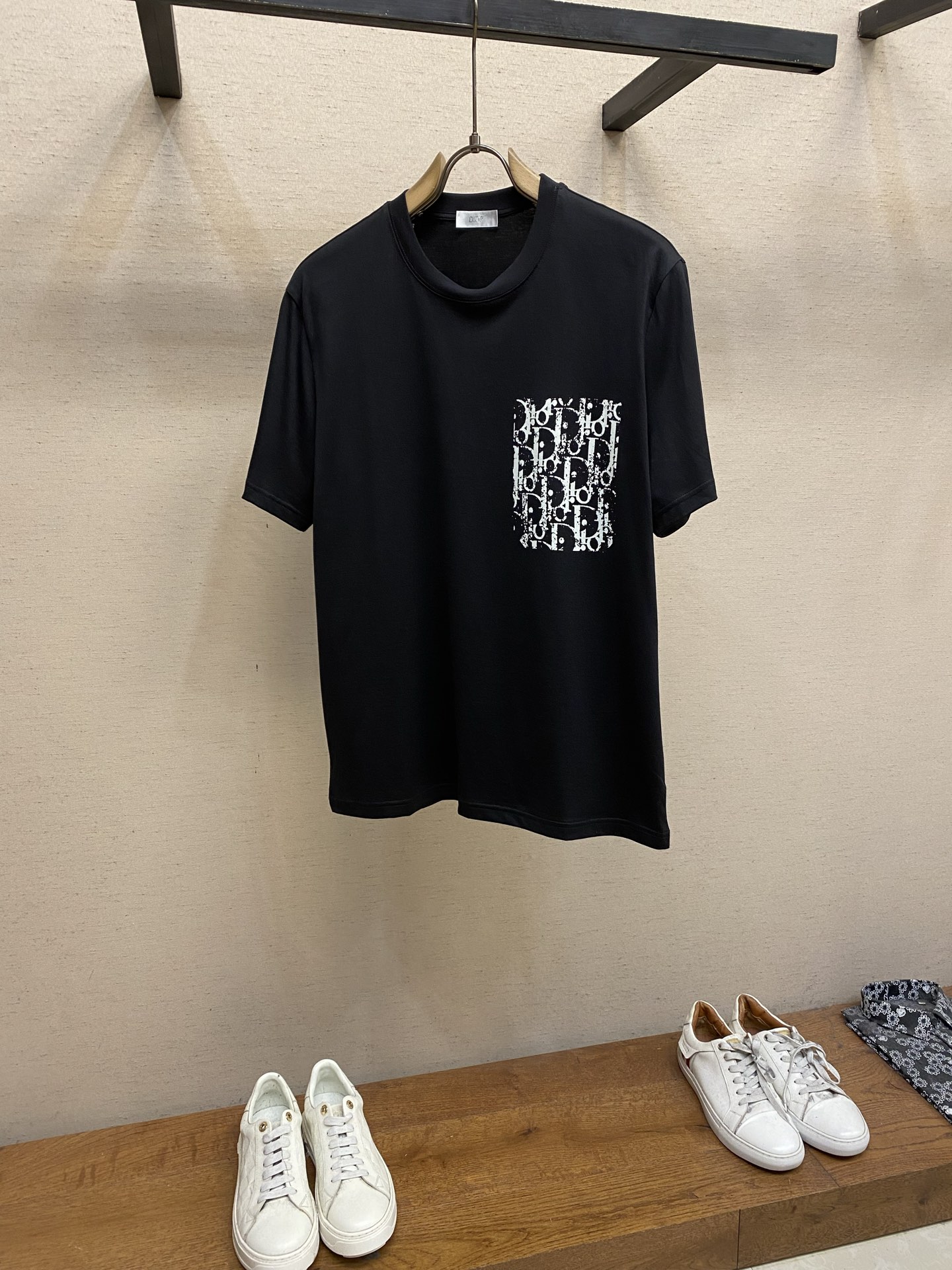 NO:120664,Dior and 25ss new printed logo short sleeves new short sleeve yyds daily wear when going out to close their eyes Customized mercerized elastic cotton fabric Excellent comfort with double-layer fabric round neckline Sleeve and hem Simple T-fitting with classic diamond logo is too good to look good, single wear is stable, iconic super positive, loose style is not picky at all, countless big cards can be perfectly controlled by men and women, same style for men and women, unlock it together as you wear Size S-2xl Color Black, White, Dior, T-shirt, alexander wang19860909Dior、25ss新款印花Logo短袖 新款短袖yyds 日常出门闭眼搭 定制丝光弹力棉面料 舒适感极佳 搭配双层织物圆领口 衣袖和下摆 简简单单的T 搭配经典烫钻Logo也太好看了吧 单穿内搭都是稳稳哒 标志性超正 宽松版型一点都不挑人 无数大卡男女都可完美驾驭 男女同款 随意穿搭法一起去解锁吧 尺码S-2xl 颜色黑色,白色,,dior,T-shirt,alexander wang,Men's clothing