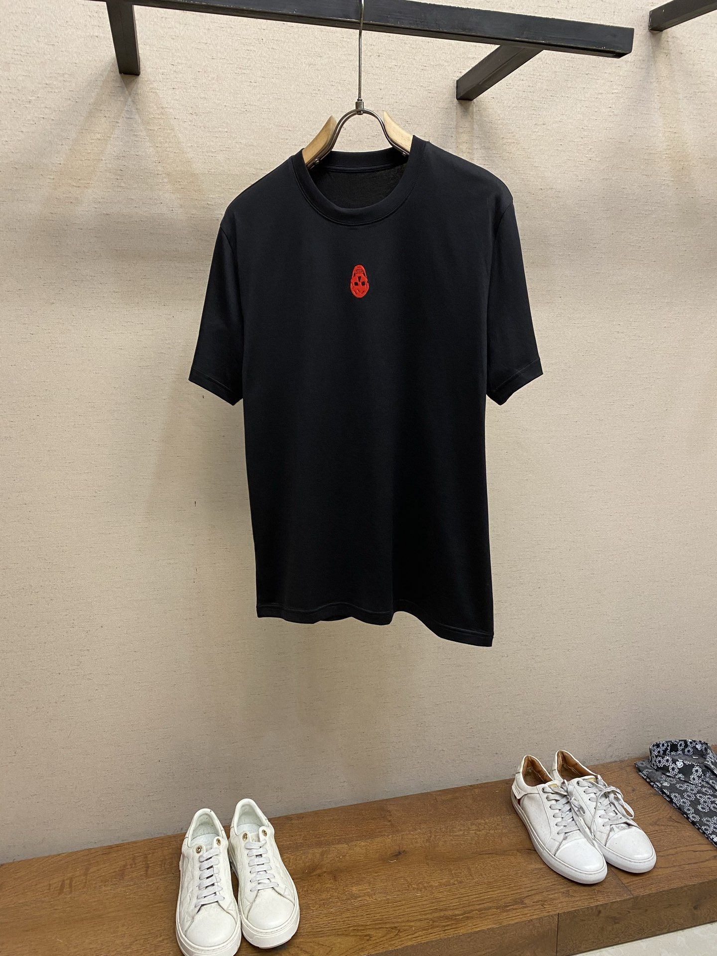 NO:120658,25ss new embroidered logo short sleeves new short sleeve yyds daily eye-closing dress custom mercerated elastic cotton fabric excellent comfort with double-layer fabric round neckline sleeves and hem Simple T-fitting with classic diamond logo is too good to look good, single wear inner wear is stable, iconic super positive, loose style is not picky at all, countless big cards can be perfectly controlled by men and women, same style for men and women, unlock it together as you wear Size S-2xl Color black, white, T-shirt, alexander wang1986090925ss新款刺绣Logo短袖 新款短袖yyds 日常出门闭眼搭 定制丝光弹力棉面料 舒适感极佳 搭配双层织物圆领口 衣袖和下摆 简简单单的T 搭配经典烫钻Logo也太好看了吧 单穿内搭都是稳稳哒 标志性超正 宽松版型一点都不挑人 无数大卡男女都可完美驾驭 男女同款 随意穿搭法一起去解锁吧 尺码S-2xl 颜色黑色,白色,,T-shirt,alexander wang,Men's clothing