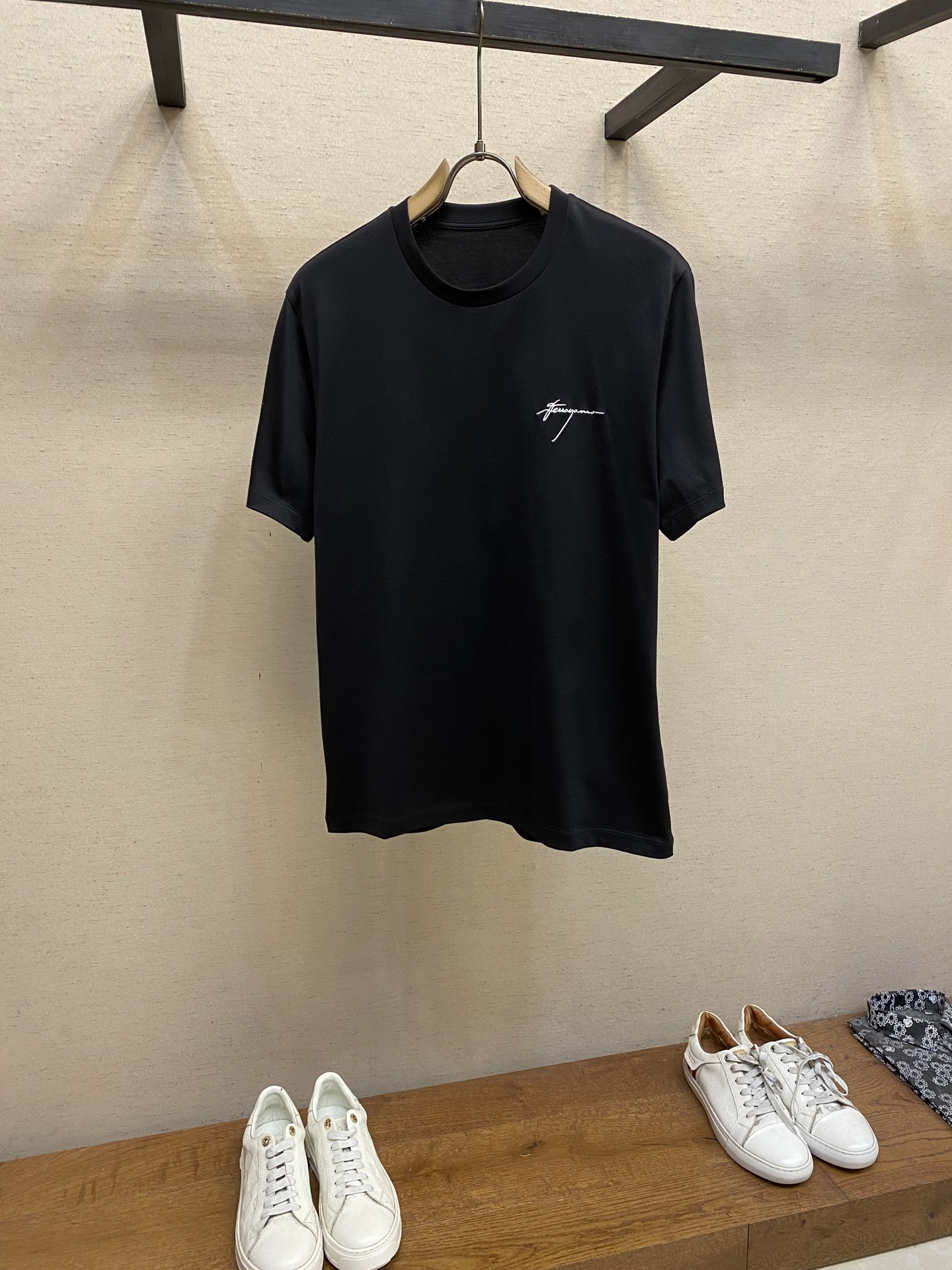 NO:120649,Ferragamo 25ss new embroidered logo short sleeves new short sleeve yyds daily eye-closing dress Customized mercerated elastic cotton fabric Excellent comfort with double-layer fabric round neckline Sleeve and hem Simple T-fitting with classic diamond logo is too good to look good, single wear inner wear is stable, iconic super positive, loose style is not picky at all, countless big cards can be perfectly controlled by men and women, same style for men and women, unlock it together as you wear Size S-2xl Color black, white, ferragamo, T-shirt, alexander wang19860909Ferragamo 25ss新款刺绣Logo短袖 新款短袖yyds 日常出门闭眼搭 定制丝光弹力棉面料 舒适感极佳 搭配双层织物圆领口 衣袖和下摆 简简单单的T 搭配经典烫钻Logo也太好看了吧 单穿内搭都是稳稳哒 标志性超正 宽松版型一点都不挑人 无数大卡男女都可完美驾驭 男女同款 随意穿搭法一起去解锁吧 尺码S-2xl 颜色黑色,白色,,ferragamo,T-shirt,alexander wang,Men's clothing