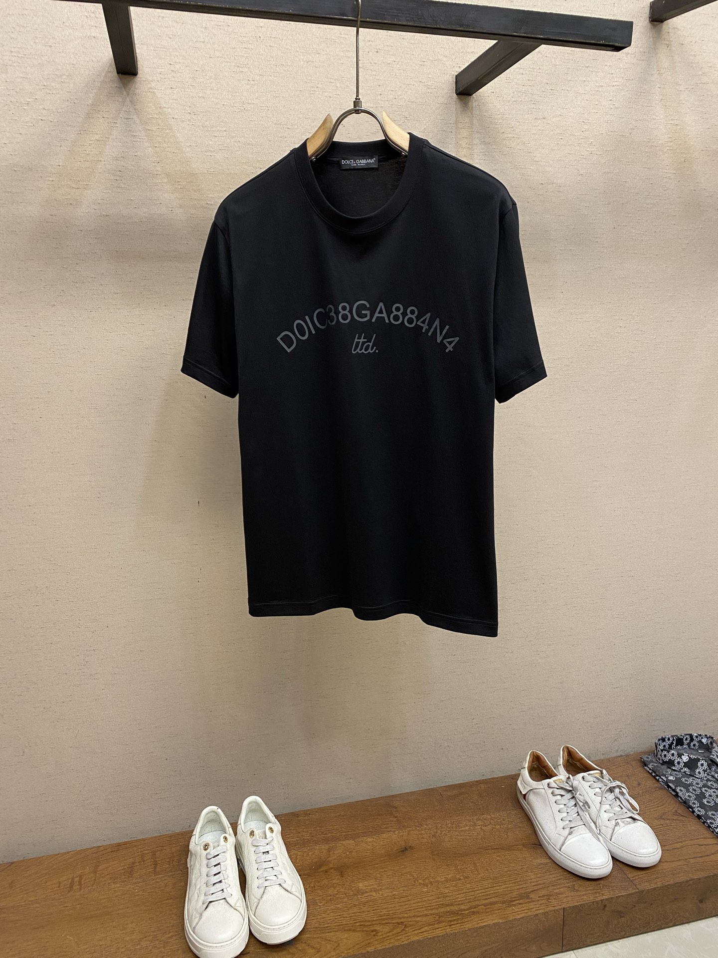 NO:120647,DG, 25ss new embroidered logo short sleeves new short sleeve yyds daily eye-closing dress Customized mercerated elastic cotton fabric Excellent comfort with double-layer fabric round neckline Sleeve and hem Simple T-fitting with classic diamond logo is too good to look good, single wear inner wear is stable, iconic super positive, loose style is not picky at all, countless big cards can be perfectly controlled by men and women, same style for men and women, unlock it together as you wear Size S-2xl Color Black, White, Dolce&Gabbana, T-shirt, alexander wang19860909DG,25ss新款刺绣Logo短袖 新款短袖yyds 日常出门闭眼搭 定制丝光弹力棉面料 舒适感极佳 搭配双层织物圆领口 衣袖和下摆 简简单单的T 搭配经典烫钻Logo也太好看了吧 单穿内搭都是稳稳哒 标志性超正 宽松版型一点都不挑人 无数大卡男女都可完美驾驭 男女同款 随意穿搭法一起去解锁吧 尺码S-2xl 颜色黑色,白色,,Dolce&Gabbana,T-shirt,alexander wang,Men's clothing