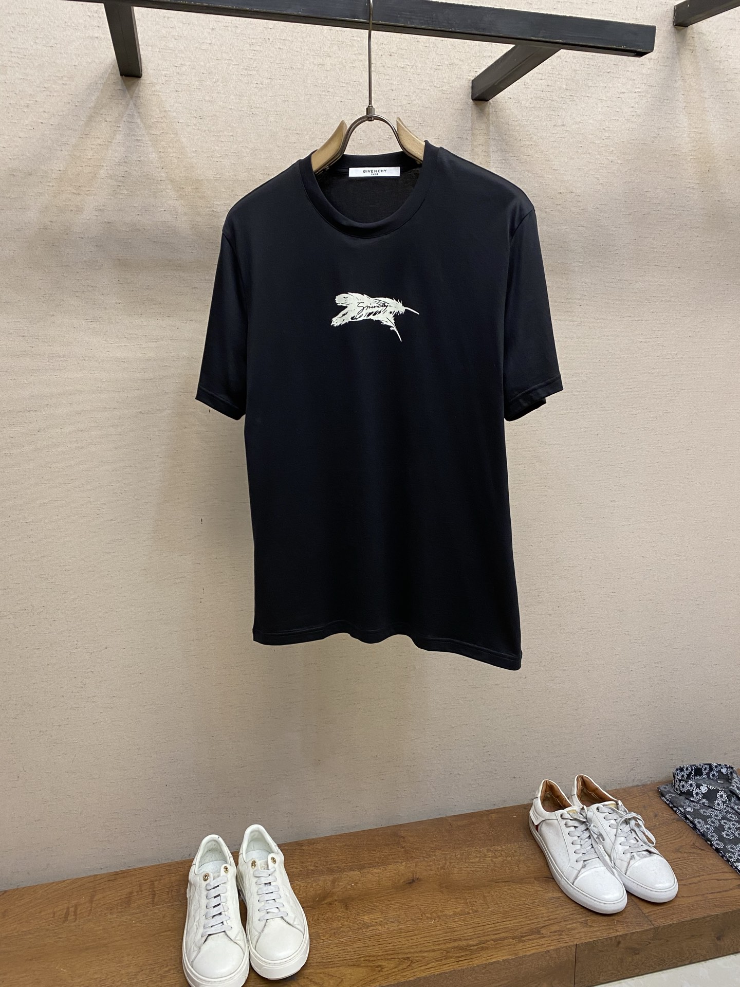 NO:120625,Givenchy, new printed logo short-sleeved new short-sleeved yyds Daily outing and eye-closing, custom mercerized elastic cotton fabric, excellent comfort, paired with double-layer fabric round neckline, sleeves and hem, simple T-fitting, it looks so good with classic diamond logo, it is stable, the inner wear is iconic and super positive, the loose style is not picky at all, countless big cards can be perfectly controlled by men and women, the same style as men and women, unlock it together with casual wear Size S-2xl Color black, white,, given, T-shirt, alexander wang19860909Givenchy、新款印花Logo短袖 新款短袖yyds 日常出门闭眼搭 定制丝光弹力棉面料 舒适感极佳 搭配双层织物圆领口 衣袖和下摆 简简单单的T 搭配经典烫钻Logo也太好看了吧 单穿内搭都是稳稳哒 标志性超正 宽松版型一点都不挑人 无数大卡男女都可完美驾驭 男女同款 随意穿搭法一起去解锁吧 尺码S-2xl 颜色黑色,白色,,givenchy,T-shirt,alexander wang,Men's clothing