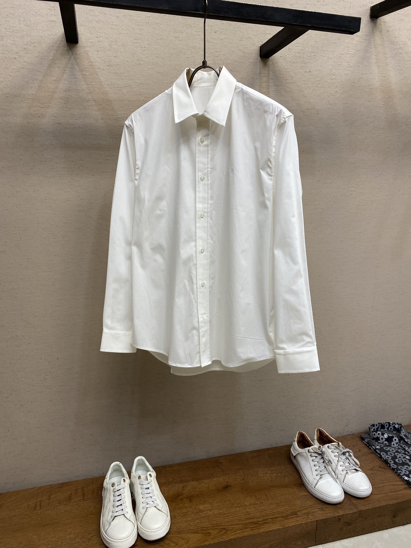 NO:120640,Fashionable and simple short-sleeved shirt. This lightweight pearl-floored cotton shirt is made of all-cotton fabric, with classic and simple design, refreshing tones, and super super colors. The most worth buying item this season, a simple, elegant and exquisite small design, a must-try and easy to control!  Simple design style is indispensable, with three-dimensional tailoring, moderate length to modify and beautify the upper body proportions, and the shape is very modern, versatile and malleable!  Size S-2xl Color black and white, Shirts, T-shirt, alexander wang19860909时尚简约短袖衬衫,本款轻盈珠地棉质衬衣采用全棉质地面料,经典简约设计搭配,清爽色调,颜色超超超超级赞,这一季最值得入手的单品,简约大气又精致的小设计,时髦精必入,超好驾驭！ 简约设计款不可或缺款式,立体剪裁,适中长度修饰美化上身比例,造型上极具现代百搭可塑性！ 尺码S-2xl 颜色黑色、白色,,shirts,T-shirt,alexander wang,Men's clothing