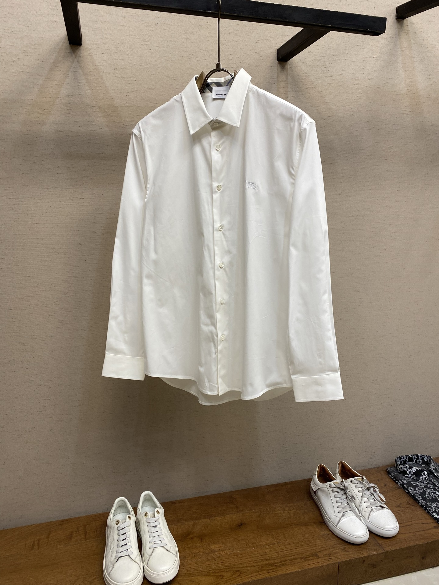 NO:120643,BBR, fashionable and simple short-sleeved shirt, this light pearl-floor cotton shirt is made of all-cotton fabric, classic and simple design, refreshing tones, and super super colors. The most worth buying item this season, a simple, elegant and exquisite small design, fashionable and exquisite, and super easy to control!  Simple design style is indispensable, with three-dimensional tailoring, moderate length to modify and beautify the upper body proportions, and the shape is very modern, versatile and malleable!  Size S-2xl Color black and white, Shirts, T-shirt, alexander wang19860909BBR、时尚简约短袖衬衫,本款轻盈珠地棉质衬衣采用全棉质地面料,经典简约设计搭配,清爽色调,颜色超超超超级赞,这一季最值得入手的单品,简约大气又精致的小设计,时髦精必入,超好驾驭！ 简约设计款不可或缺款式,立体剪裁,适中长度修饰美化上身比例,造型上极具现代百搭可塑性！ 尺码S-2xl 颜色黑色、白色,,shirts,T-shirt,alexander wang,Men's clothing