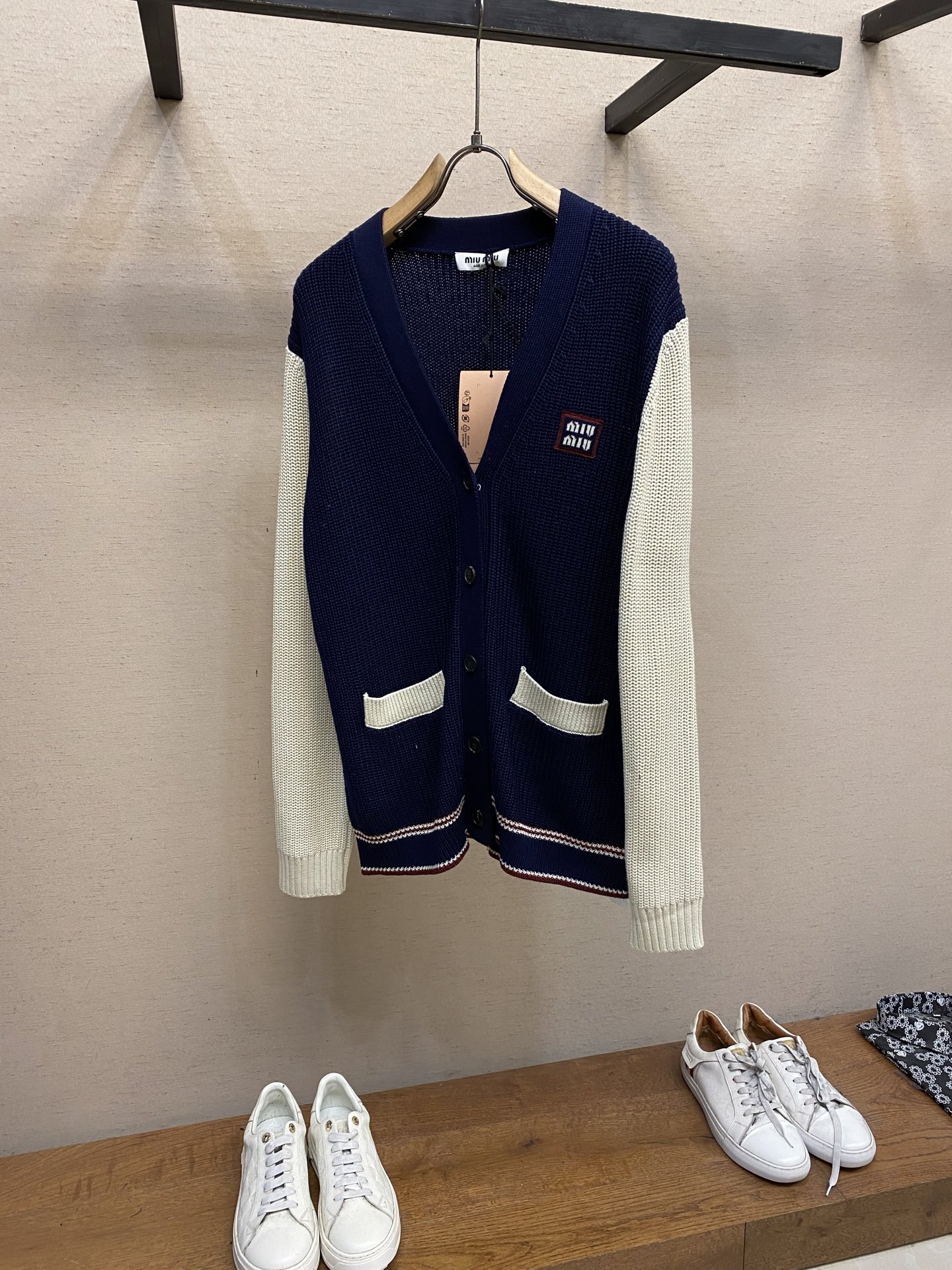 NO:120644,Miu Miu 25ss color-blocked knitted wool college style cardigan sweater z75 knitted with imported German machine, foot-heeling original custom yarn wool ten cashmere weight is almost the same oversize style Matched with miu miu embroidered logo Adds an iconic unique charm This cardigan comes from tennis style inspiration, straight and stylish, creating a casual and exquisite style Custom hardware Thread Auxiliary Materials Same Model for men and women Size 36, 38, 40,,miumiu,versace,sweaters,alexander wang19860909Miu Miu 缪缪 25ss 拼色针织毛线学院风开衫毛衣 z75 采用德国进口机编织 跟足原版 定制纱线 绵羊毛十羊绒重量几乎一致 oversize版型 搭配miu miu刺绣徽标 增添了一抹标志性的独特魅力 这款开衫来自网球风灵感 笔挺有型 打造休闲而精致的格调 定制五金 螺纹 辅料 对版对位 男女同款 尺码36,38,40,,miumiu,versace,sweaters,alexander wang,Men's clothing