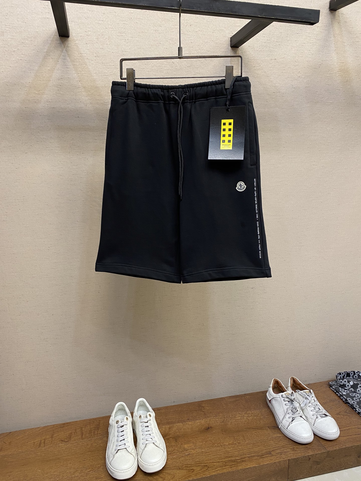 NO:144393,Moncler and Hiroshi Fujiwara jointly made cotton shorts Fabric selection Made of pure cotton, the surface is formed after velvet treatment, which has a soft and delicate touch and uniform wool distribution. The natural structure of cotton fiber provides good moisture absorption and sweating ability, skin-friendly and non-irritating, and also has the characteristics of lightness, making it feel free to wear. Craft 1 uses the disc thread point needle embroidery embroidery process MOCLER&FRGMT to embroider the back pocket. The double-line coiled structure makes the embroidery surface thick and not easy to wear. The seam is hidden on the back of the fabric, without messy threads, improving durability and aesthetics. Craft 2 uses the glue printing process to decorate the letters starting from G27507 under the side insertion bag, which has a three-dimensional visual effect, concave and soft texture. Through high-temperature foaming treatment, it is not easy to fall off. Size S-XL, christian  louboutin, shorts, alexander wang19860909Moncler、藤原浩联名棉质饰章短裤 面料选择 采用纯棉打造,表面经过起绒处理之后形成的棉质抓绒面料,其触感柔软细腻,绒毛分布均匀.棉纤维的天然结构提供良好的吸湿排汗能力,亲肤无刺激,同时又兼具轻盈等特点,使其穿着无负担 工艺1运用盘线点针绣花绣花工艺MOCLER&FRGMT绣于后贴袋上,双线盘绕结构使绣面厚实,不易磨损,缝线隐藏于布料背面,无杂乱线头,提升耐用性和美观性. 工艺2运用胶浆印花工艺将G27507开头的字母饰以侧插袋下方,拥有立体的视觉效果,凹凸且柔软的质感.通过高温发泡处理,使其不易脱落. 尺码S-XL,,christian louboutin,shorts,alexander wang,Men's clothing