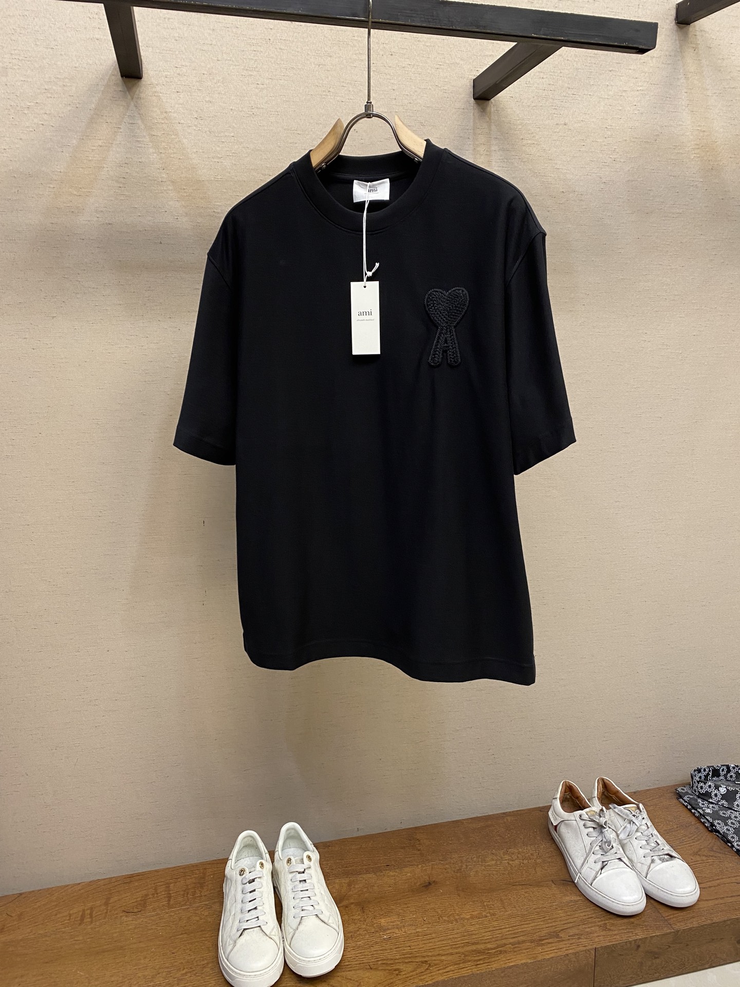 NO:442024,AMI...2025FW Love Series Early Spring Limited Edition Black Warriors really don't look too good. Wool logo Love embroidery/Back the same color AMI embroidery heavy pure cotton half-sleeved T-shirt. Washing method, reverse wrap, laundry bag, cold water and machine wash quickly!  !  Do not soak/wash in warm water!  Size S-XL, tees, t-shirt, alexander wang19860909AMI……2025FW 爱心系列早春限量版 黑武士真的不要太好看 毛线logo爱心刺绣/后背同色AMI刺绣重磅纯棉半袖T恤 洗涤方式反面包裹洗衣袋冷水快速机洗！！不得浸泡/温热水洗涤！ 尺码S-XL,,tees，t-shirt,alexander wang,Men's clothing