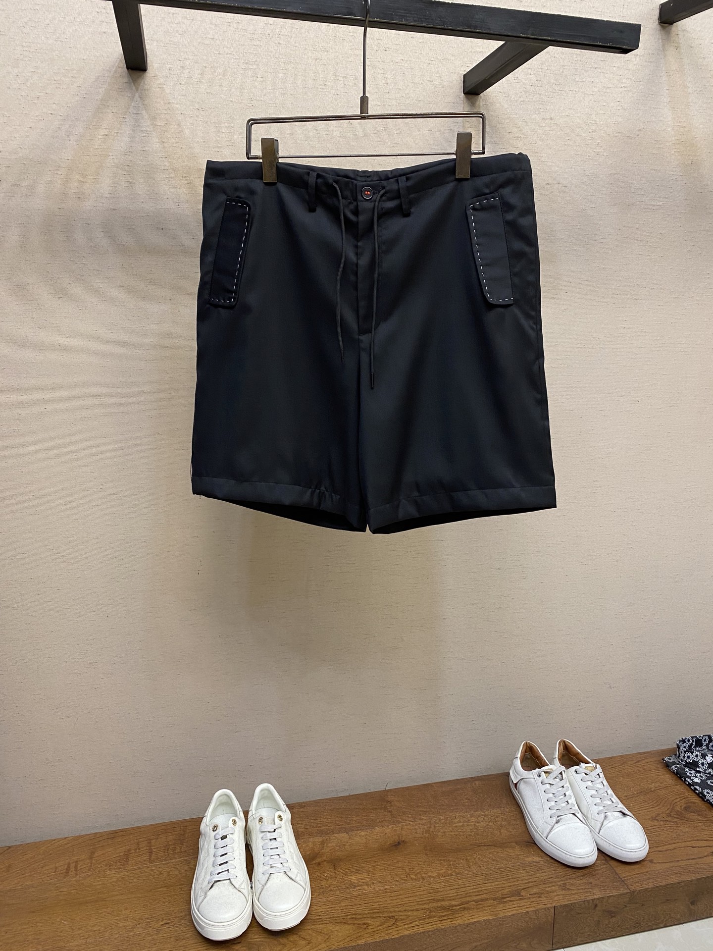 NO:447568,MM6 wool-blend casual shorts pure cotton casual pants, the latest top-body style is invincible!  This pants are very versatile, elastic waist, and can be worn for daily work. They are the perfect combination of fashionable and leisure and outdoor sports, so whether you wear them normally or outdoors, they are your best choice. Extreme comfort and quick sweating are the most popular key points, improving the comfort of wearing and suitable for aerobics and trail running conditions. This style is a running casual pants with an extremely wide range of applications, allowing you to naturally maintain a love for sports in summer, or you can wear them in casual life. Size S-XL,,masion margiela, shorts,alexander wang19860909MM6 羊毛混纺休闲短裤 纯棉面料休闲裤,最新款上身版型无敌正！ 绝对可以闭眼收的一款 此款裤子非常百搭,弹力腰围,日常上班 户外运动都可以穿着,是时尚休闲与户外运动的完美结合,所以无论您平时穿或者户外穿都是您的最佳选择. 极致舒适和快速排汗是备受青睐的重点,提升穿着舒适度,适合有氧运动和越野跑条件下穿着,此款是一件适用范围极其广泛的跑步休闲裤,让你在夏天自然可以保持对运动热爱,也可以在休闲生活中穿着 尺码S-XL,,masion margiela,shorts,alexander wang,Men's clothing