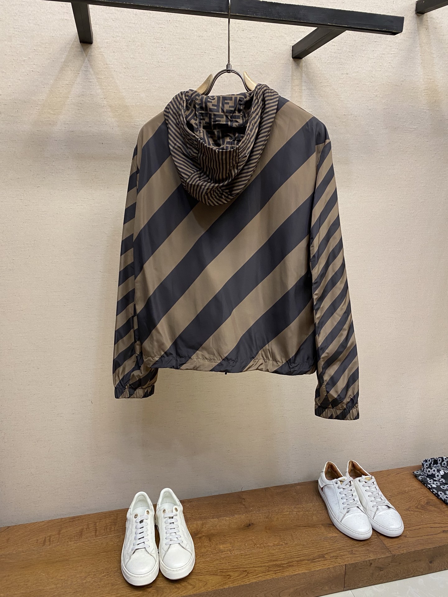Fendi Double-Faced Hooded Jacket: Customized luxury with high-resolution prints and precise laser-cut designs. - 图片 3