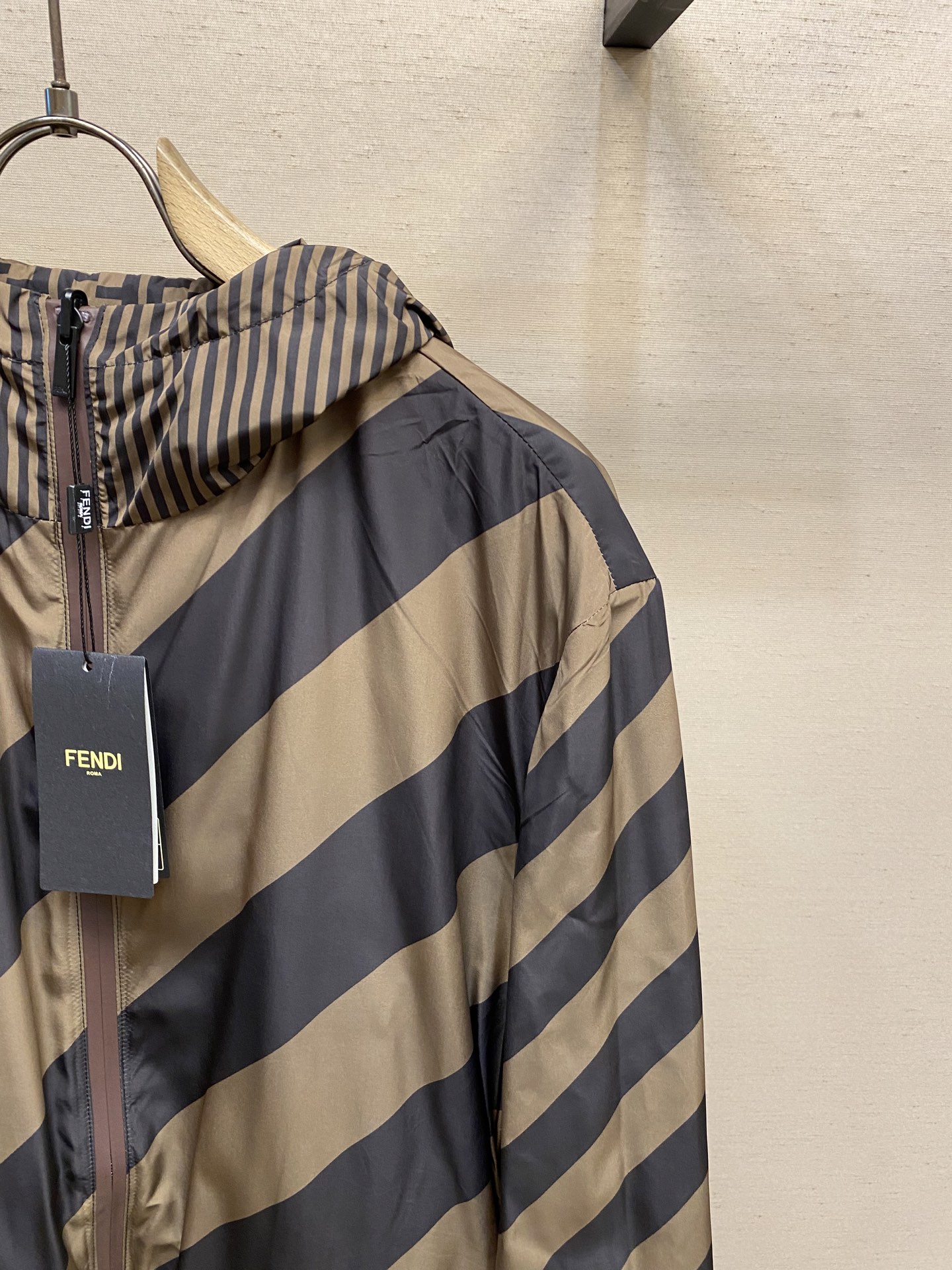 Fendi Double-Faced Hooded Jacket: Customized luxury with high-resolution prints and precise laser-cut designs. - 图片 5