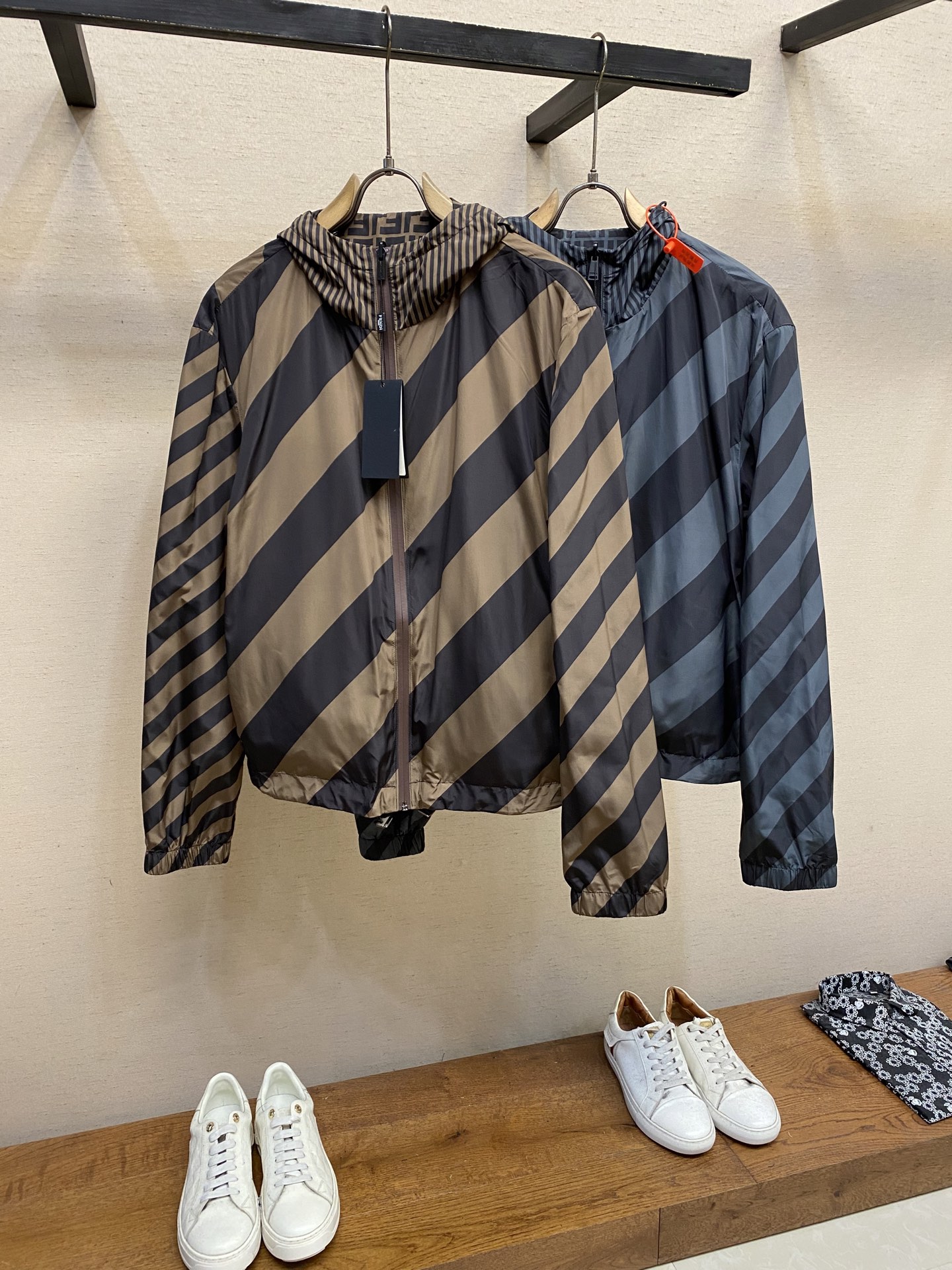 Fendi Double-Faced Hooded Jacket: Customized luxury with high-resolution prints and precise laser-cut designs. - 图片 4