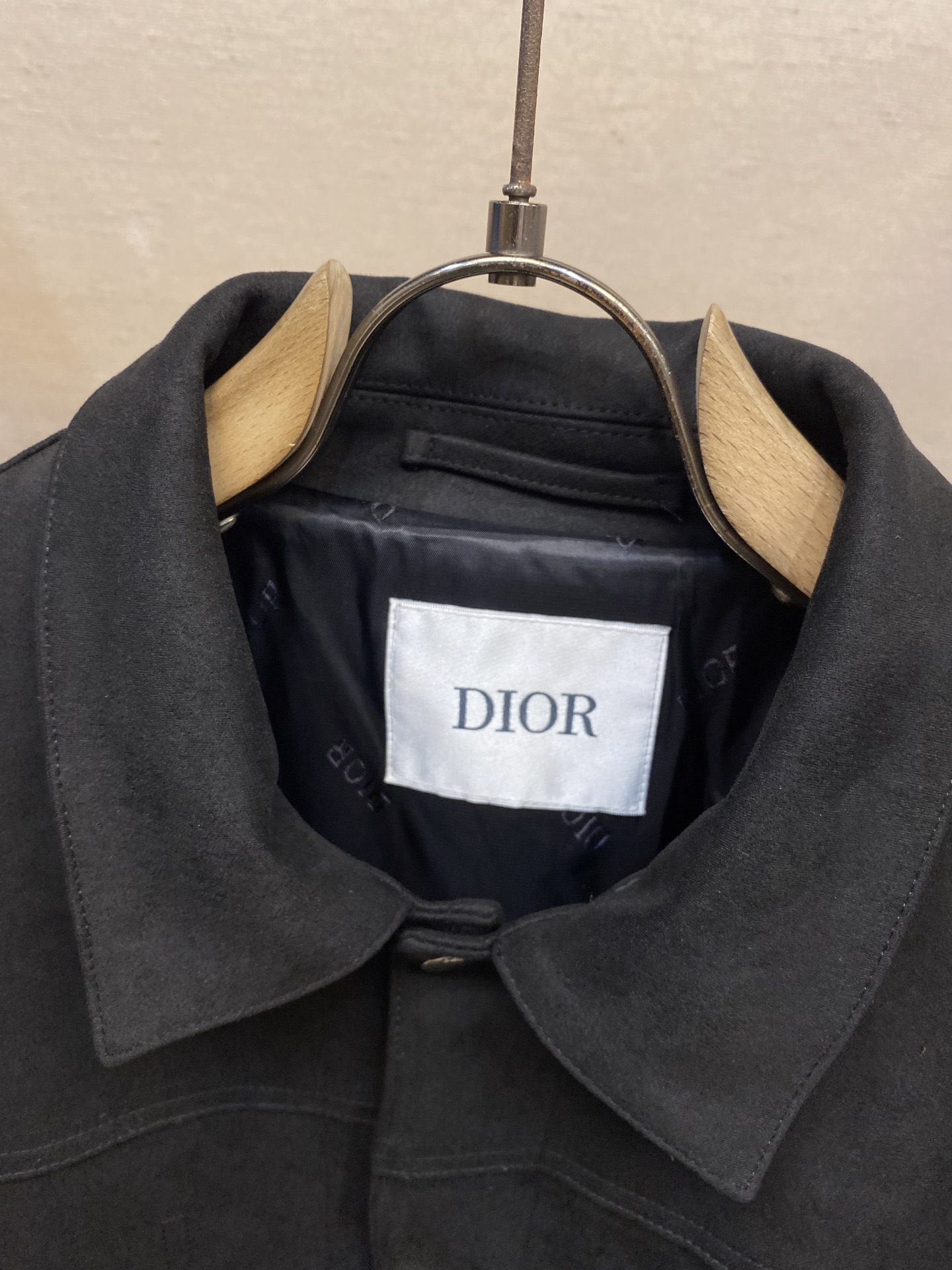 “Dior 25SS Men’s Velvet Leather Jacket: Classic Style with Novelty Charm” - 图片 4
