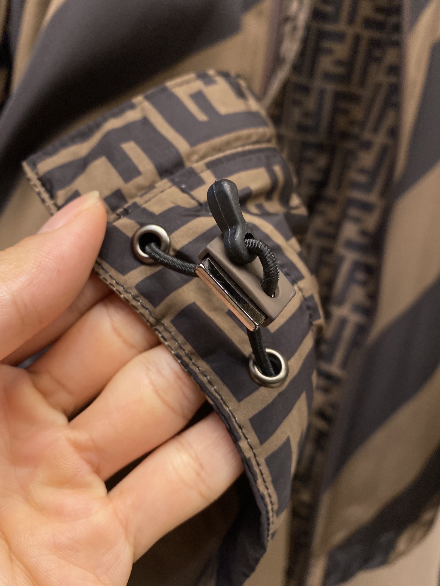 Fendi Double-Faced Hooded Jacket: Customized luxury with high-resolution prints and precise laser-cut designs. - 图片 8