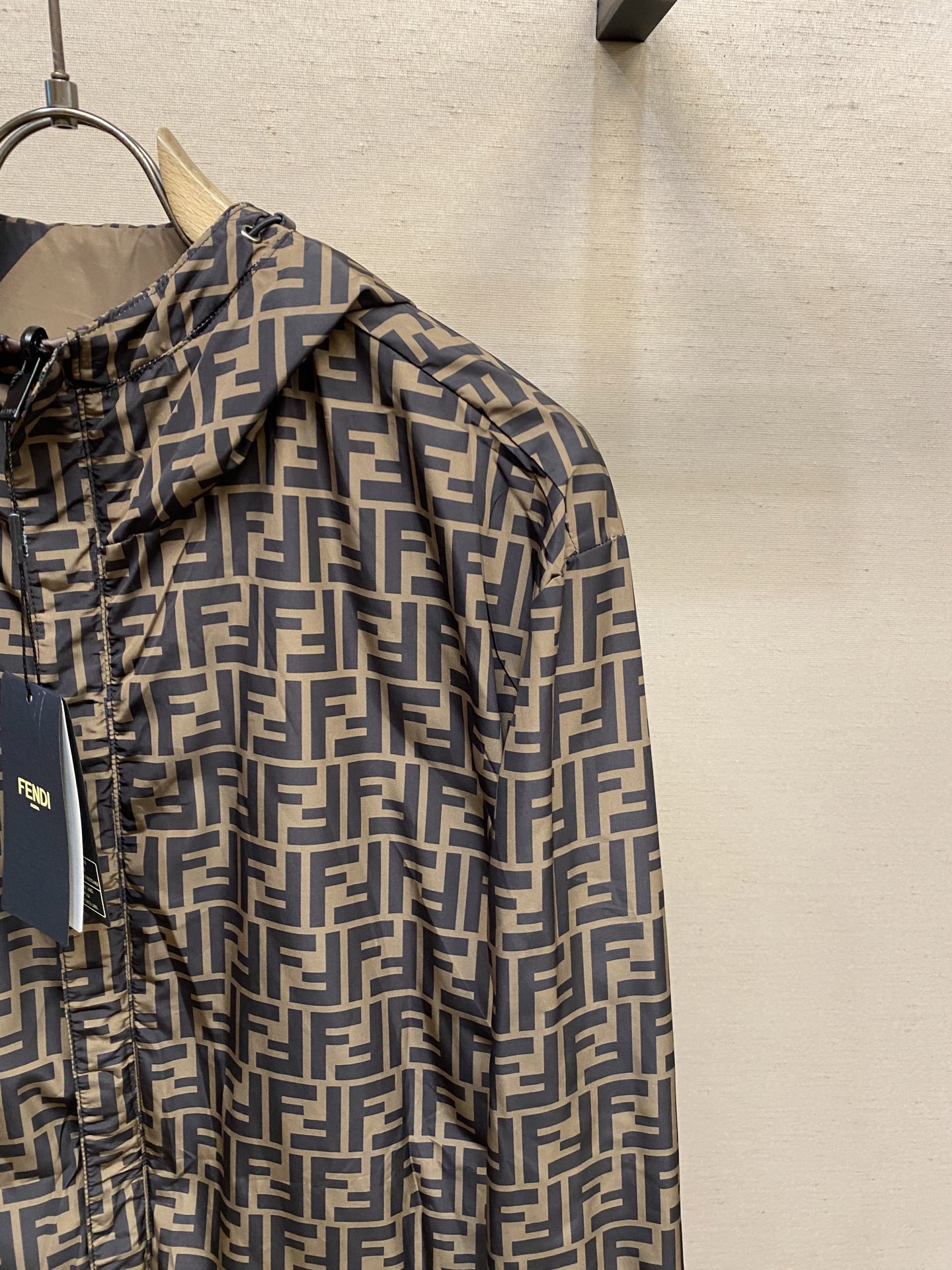 Fendi Double-Faced Hooded Jacket: Customized luxury with high-resolution prints and precise laser-cut designs. - 图片 6