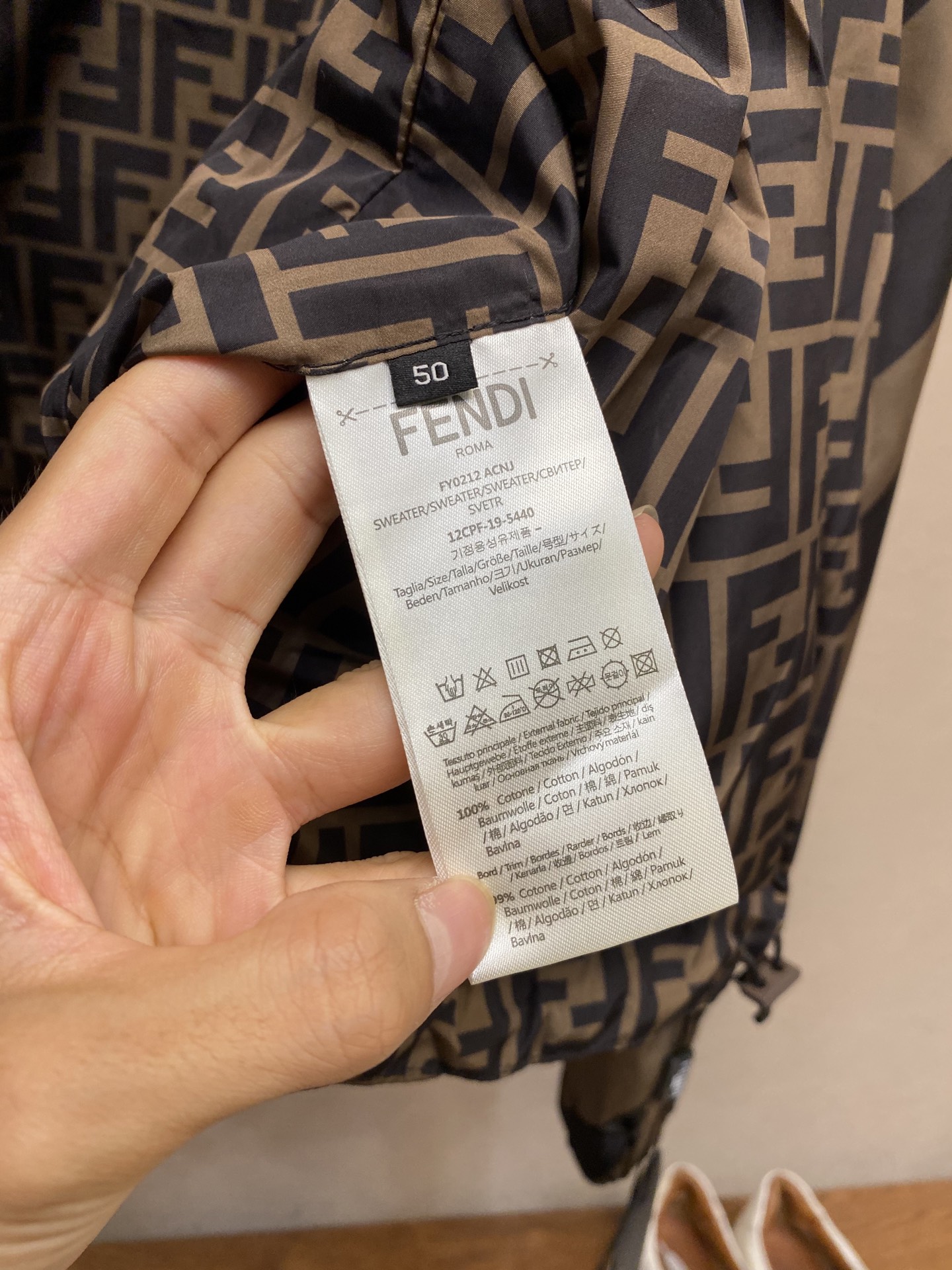 Fendi Double-Faced Hooded Jacket: Customized luxury with high-resolution prints and precise laser-cut designs. - 图片 9