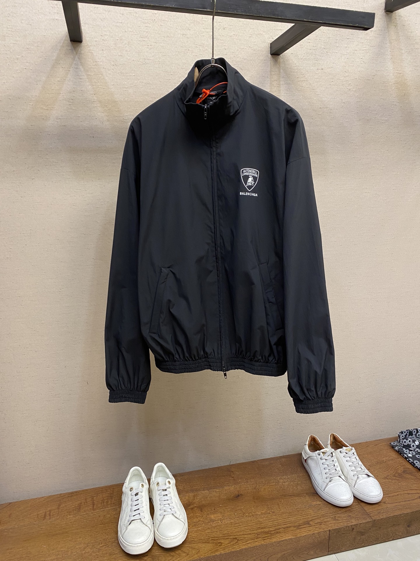 Luxurious Balenciaga x Lamborghini Embroidered Jacket: Classic Black Dress with Legendary Design - 图片 1