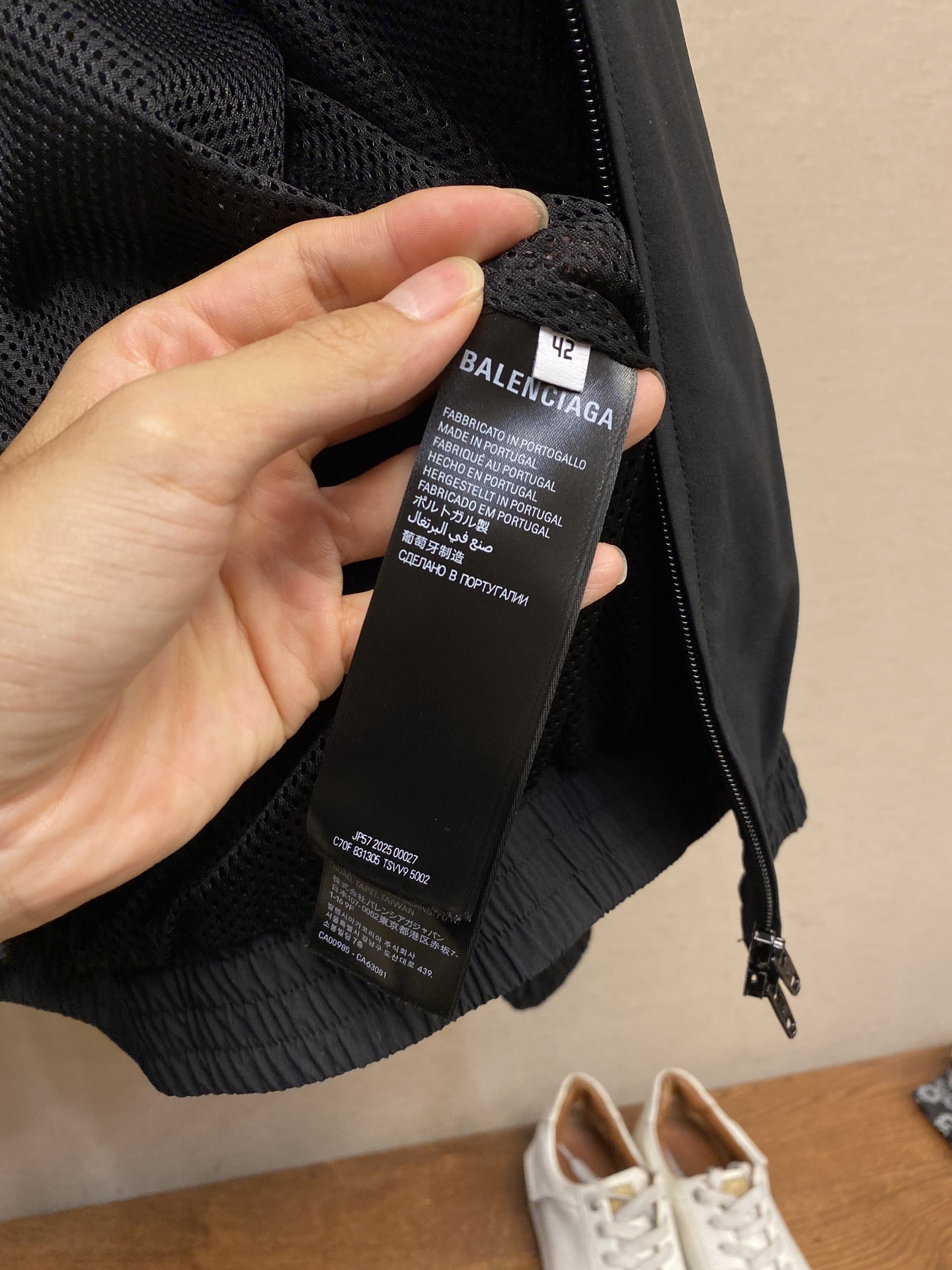 Luxurious Balenciaga x Lamborghini Embroidered Jacket: Classic Black Dress with Legendary Design - 图片 6
