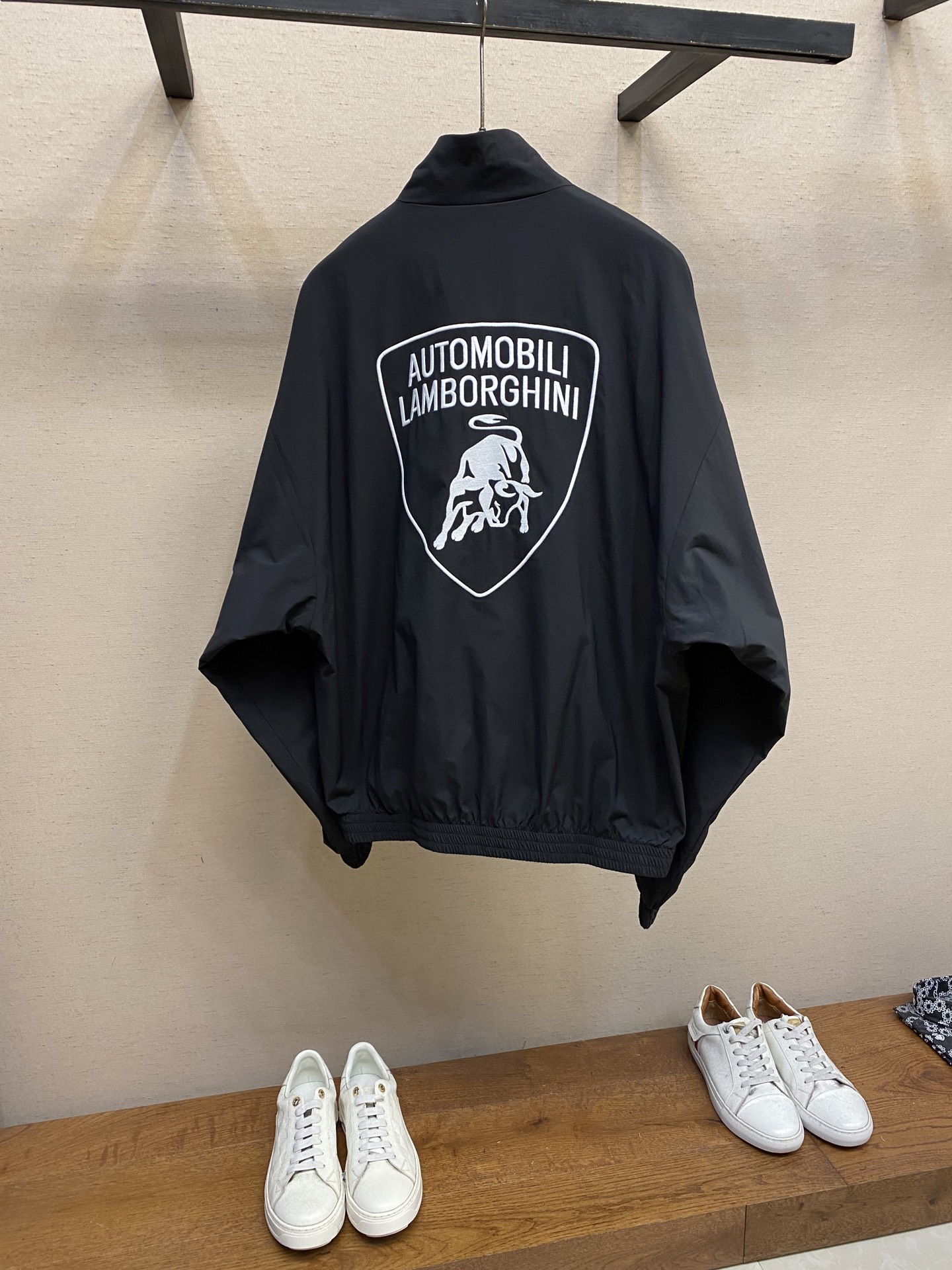 Luxurious Balenciaga x Lamborghini Embroidered Jacket: Classic Black Dress with Legendary Design - 图片 2