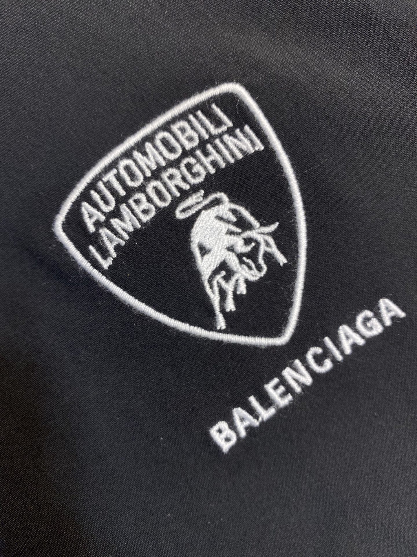 Luxurious Balenciaga x Lamborghini Embroidered Jacket: Classic Black Dress with Legendary Design - 图片 4
