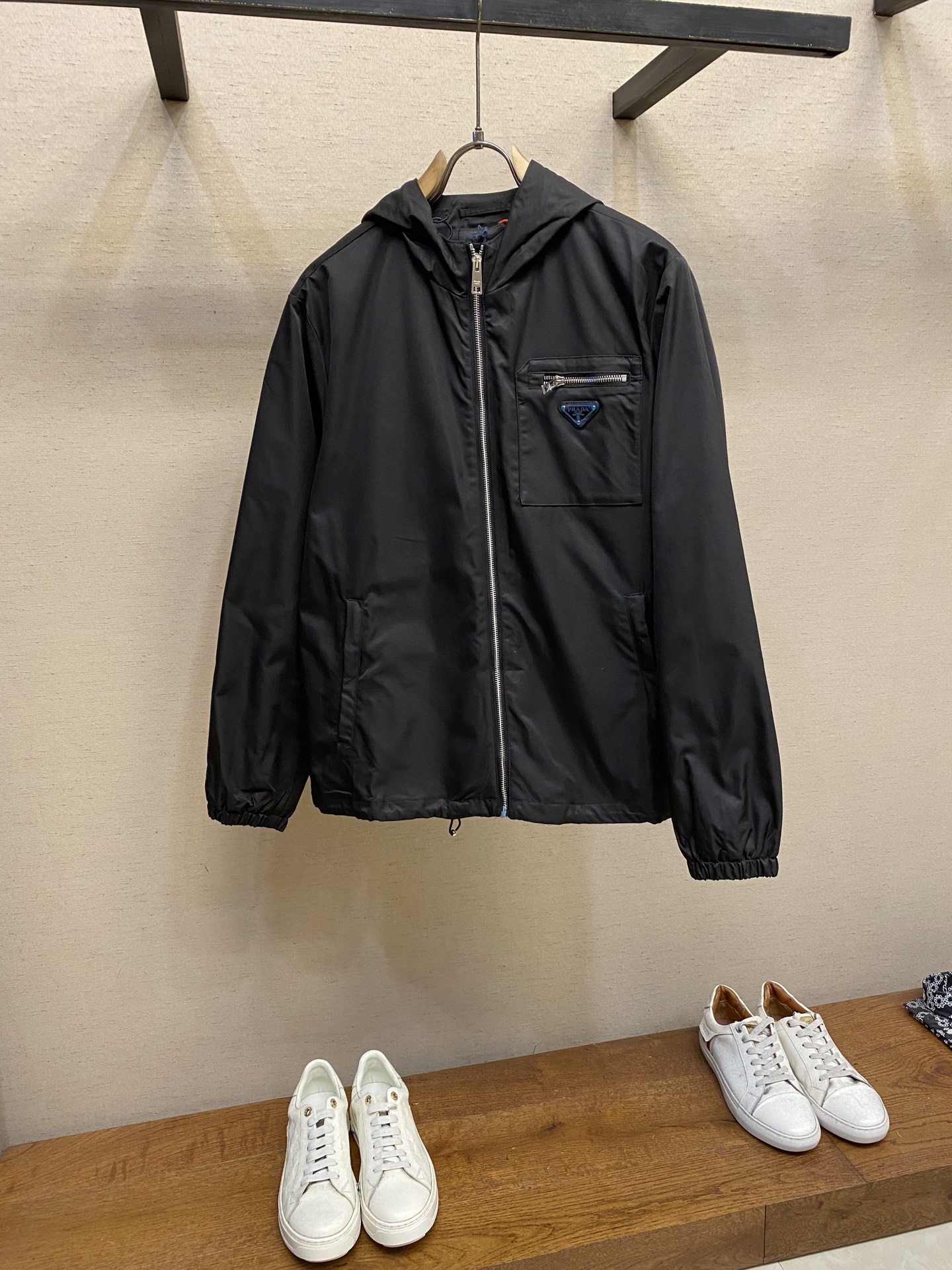 NO:473134,Prada Triangle Marking Zipper Hooded Jacket Customized Glossy Twill Satin Texture Excellent Texture Comfortable Skin Side Side The classic black tone exudes an innate sense of high quality. The iconic Prada Triangle Marking embellishes the chest and highlights the brand charm. The pocket design is cleverly integrated. The pocket style exudes unique charm. With its unparalleled versatile attributes, it has become a lasting classic in the fashion industry. Craft 1: Human body trim. Return to traditional craftsmanship techniques. Through segmentation, folding, shrinking, and stretching technology. The so-called slow work produces fine work. It is respect for the material. The pursuit of hand feel. Complex workmanship, cumbersome, slow time, and high loss. Craft 2: Template machine zipper bag. Preset templates are used to guide the position of the zipper bag. Shape and size. Accuracy ensures the quality of the bag pulling effect. Craft 3: The position of the corns is more accurate and firm. Craft 4:  Template machine positioning front chest patch pockets Preset templates to guide the position of patch pockets Accuracy ensures the position of patch pockets Beautiful and neat Size S-XL, Prada, Jackets & coats, Hats, Alexander wang19860909Prada 三角标拉链连帽夹克 定制韵致绒锦斜纹缎 质感卓越 舒适贴肤 经典黑色调散发与生俱来的高级感 标志性Prada三角标点缀胸前 彰显品牌魅力 加以口袋设计巧妙融合 口袋风情散发独特魅力 以其无与伦比的百搭属性 成为时尚界经久不衰的经典 工艺1: 人体立体裁剪 回归传统工艺手法 通过分割 折叠 抽缩 拉展技术手法 所谓慢工出细活 是对材料的尊重 对手感的追求 做工复杂 繁琐 时效慢 损耗高 工艺2: 模板机拉链袋 预设的模板来指导拉链袋的位置 形状和大小 精确性确保了拉袋效果质量 工艺3: 采用红外线专机打鸡眼位置更为精准 牢固结实 工艺4: 模板机定位前胸贴袋 预设的模板来指导贴袋的位置 精确性确保了贴袋的位置 美观整洁 尺码S-XL,,prada,jackets & coats,hats,alexander wang,Men's clothing