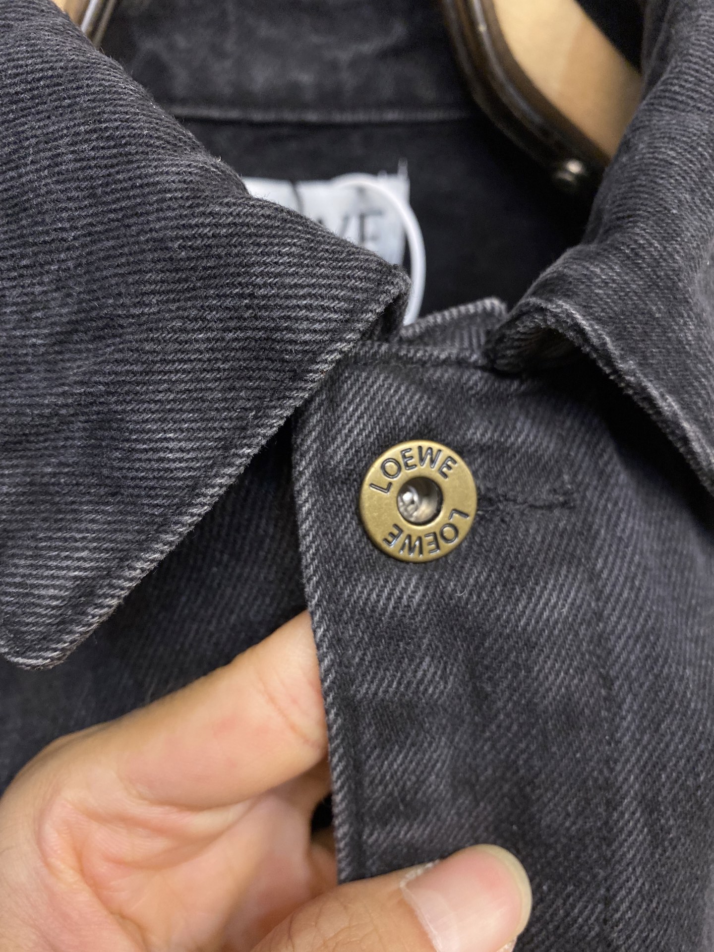 Loewe Anagram Cowboy Jacket: Innovative design, intricate craftsmanship, classic style, and personalized details for visual recognition. - 图片 4