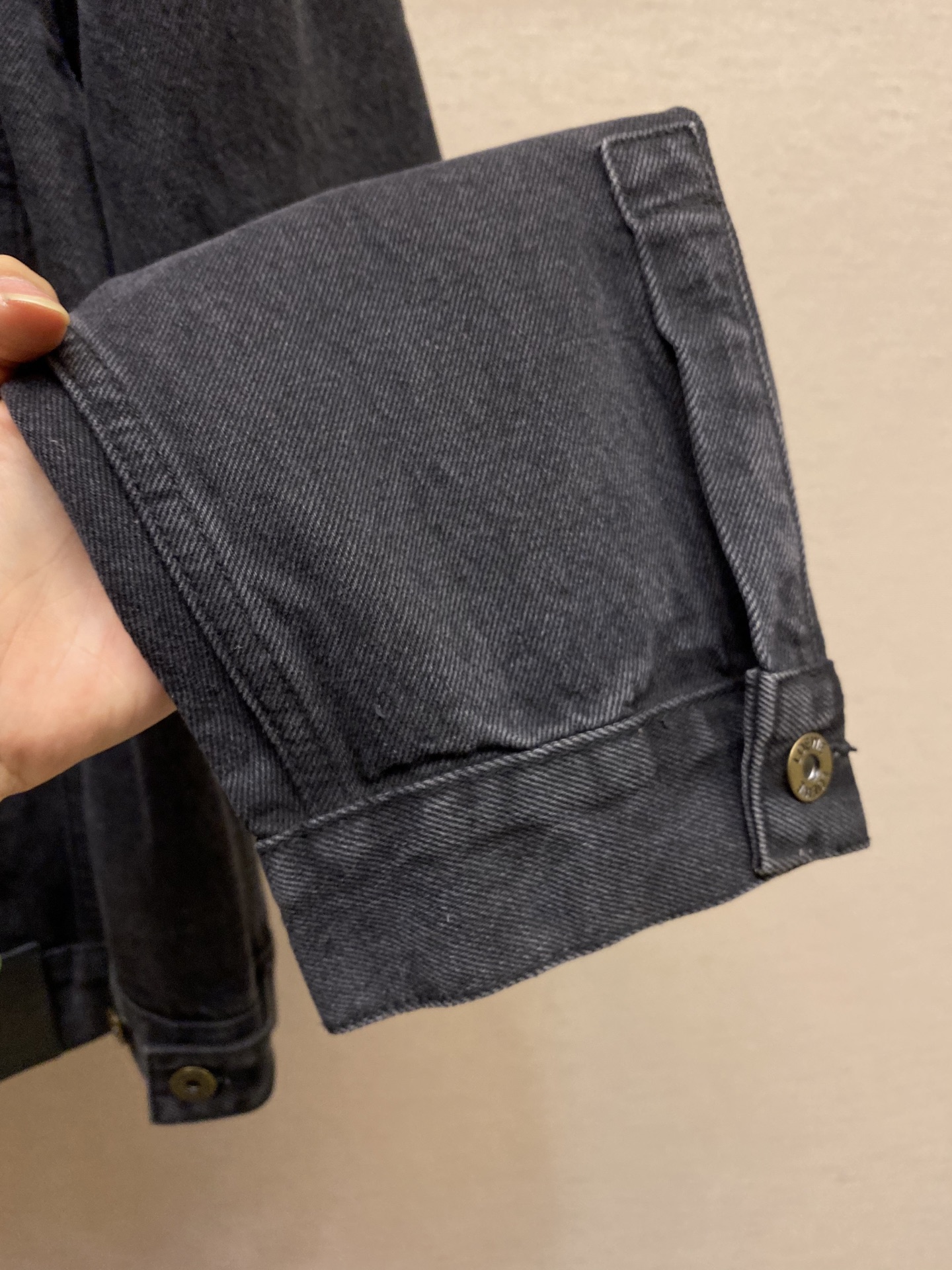 Loewe Anagram Cowboy Jacket: Innovative design, intricate craftsmanship, classic style, and personalized details for visual recognition. - 图片 6