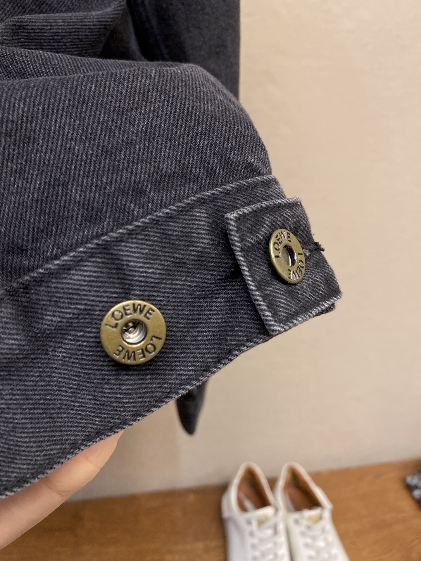 Loewe Anagram Cowboy Jacket: Innovative design, intricate craftsmanship, classic style, and personalized details for visual recognition. - 图片 9