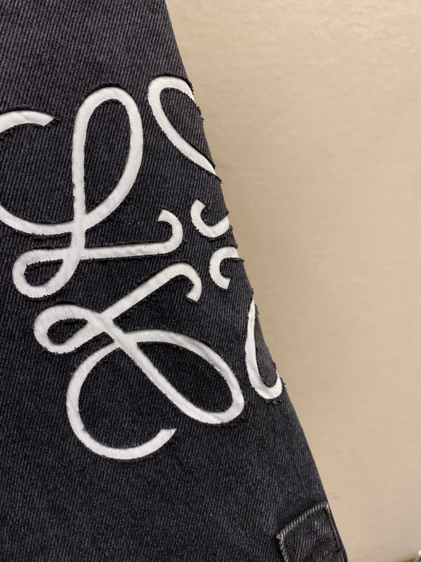 Loewe Anagram Cowboy Jacket: Innovative design, intricate craftsmanship, classic style, and personalized details for visual recognition. - 图片 5