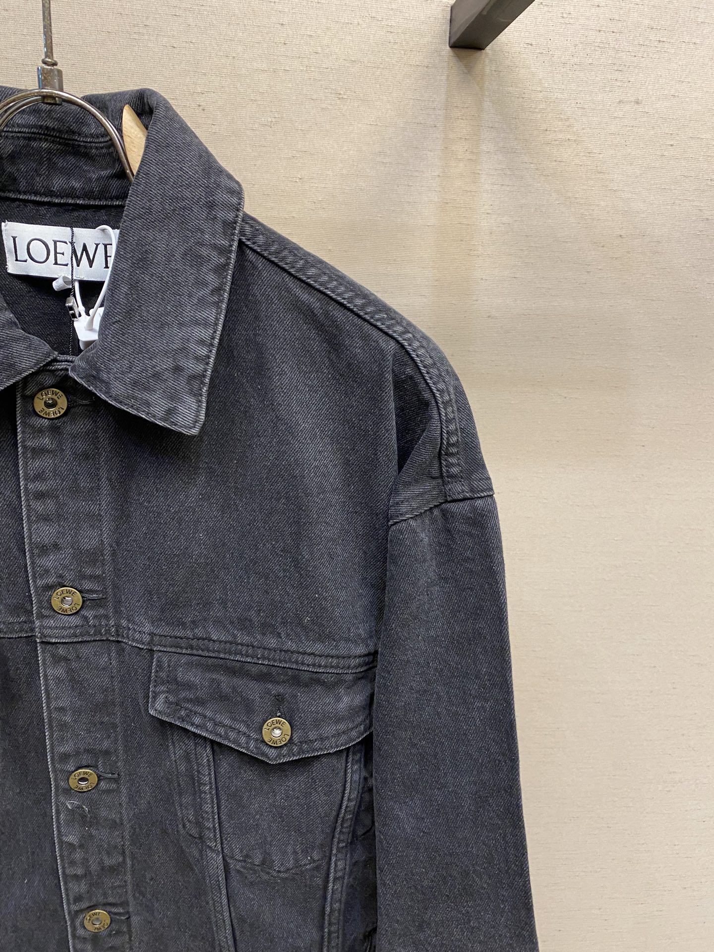 Loewe Anagram Cowboy Jacket: Innovative design, intricate craftsmanship, classic style, and personalized details for visual recognition. - 图片 3