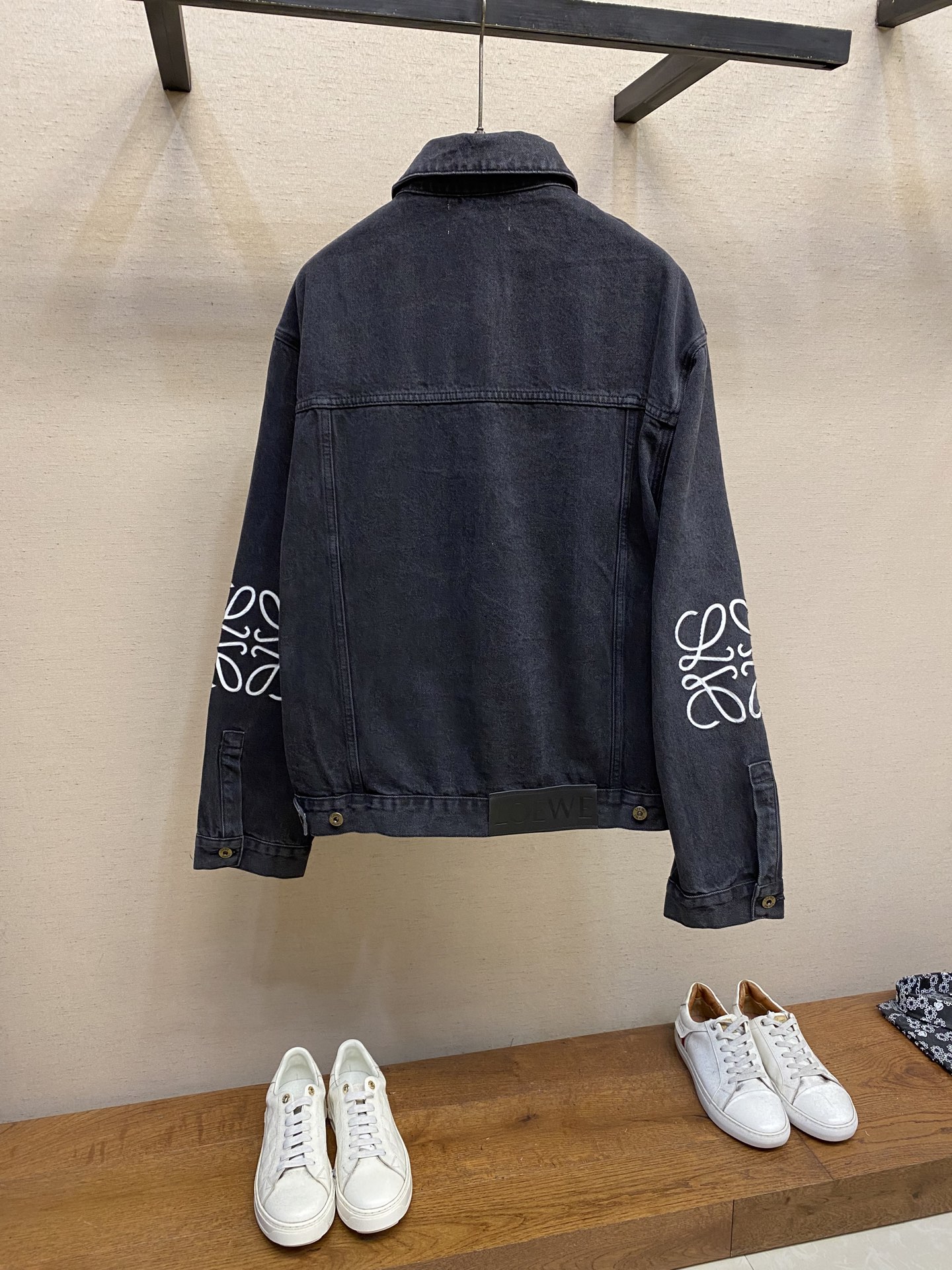 Loewe Anagram Cowboy Jacket: Innovative design, intricate craftsmanship, classic style, and personalized details for visual recognition. - 图片 2