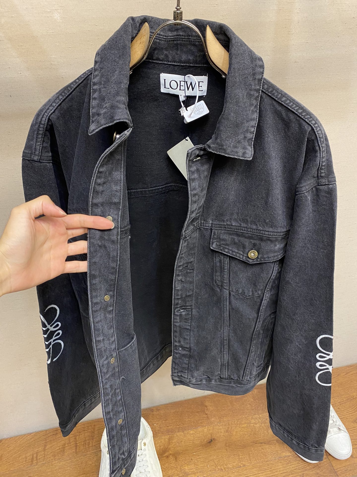 Loewe Anagram Cowboy Jacket: Innovative design, intricate craftsmanship, classic style, and personalized details for visual recognition. - 图片 8