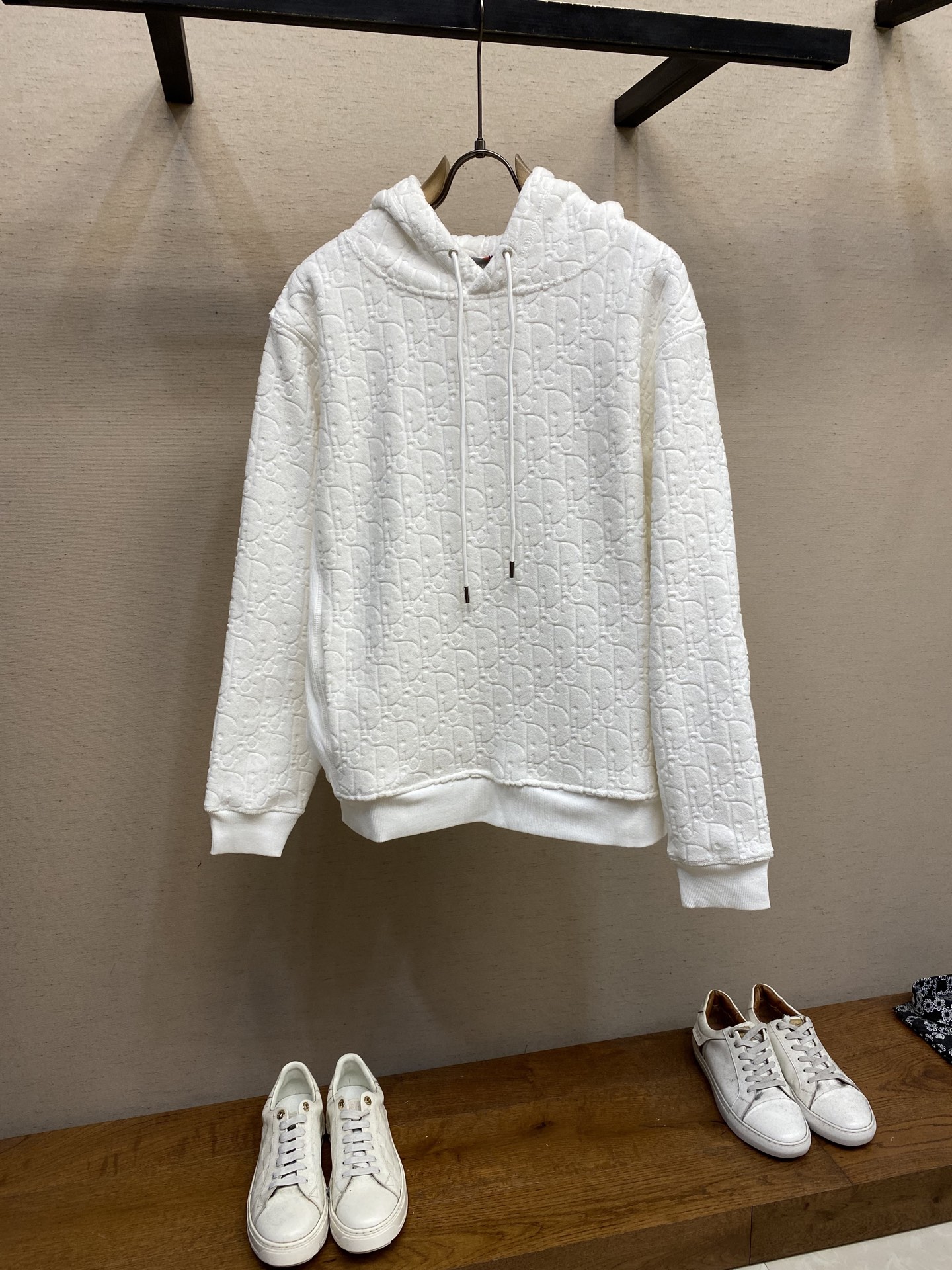 NO:473098,Dior Obliave full-print letter sweatshirt Customized Dior Jacquard fabric Soft feel and comfortable skin-adhesively decorated with jacquard patterns to embellish the front, delicately intertwined, dazzling, like artistic brushstrokes gently sprinkled on soft towels, revealing nobility and elegance, every detail exudes charming charm, Craft 1 Customized Dior Jacquard fabric forms Oblique flower table through warp and weft tissue changes The jacquard loom weaves the jacquard grey fabric and then dyes and organizes the details. The details are real. Craft 2: Ergonomic three-dimensional cutting, return to traditional craftsmanship techniques, through segmentation, folding, shrinking, and stretching techniques, the so-called slow work produces fine work, is respect for the material, the pursuit of hand feeling, complex work, cumbersome work, slow time, high loss, Craft 3:  The fabric has been washed, the texture is better, it is not easy to deform, it is not easy to shrink, it is not easy to fade, it maintains long-term beauty S-XL,,dior,hoodie,sweatshirts,alexander wang19860909Dior Obliave 满印字母卫衣 面料定制Dior 提花面料 手感柔软 舒适贴肤 饰以同色调提花图案点缀正面 细腻交织 琳琅满目 犹如艺术的笔触在柔软的毛巾上轻轻挥洒 若隐若现的暗纹 彰显着高贵与优雅 每一处细节都散发着迷人的魅力 工艺1定制Dior 提花面料 通过经纬组织变化形成Oblique 花案 提花织机织好提花坯布后再进行染色整理 细节之处见真章 工艺2: 人体学立体裁剪 回归传统工艺手法 通过分割 折叠 抽缩 拉展技术手法 所谓慢工出细活 是对材料的尊重 对手感的追求 做工复杂 繁琐 时效慢 损耗高 工艺3: 面料都经过浇洗 手感质感更佳 不易变形 不易缩水 不易褪色 保持长久的美观 尺码S-XL,,dior,hoodie,sweatshirts,alexander wang,Men's clothing