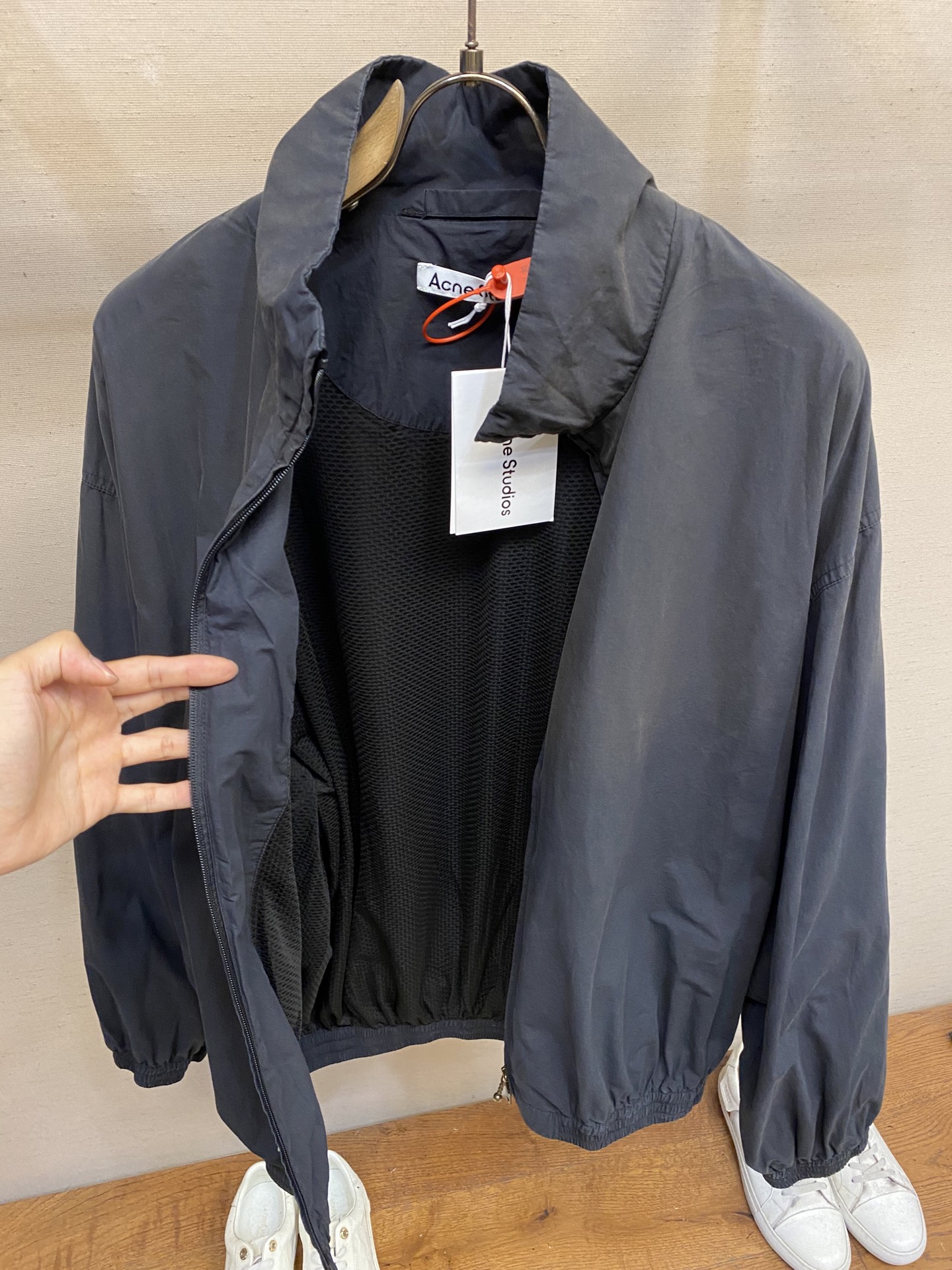 Acne Studios Customized Silk Jacket with Modern Logo Design and Unique Fabric Processes - 图片 7
