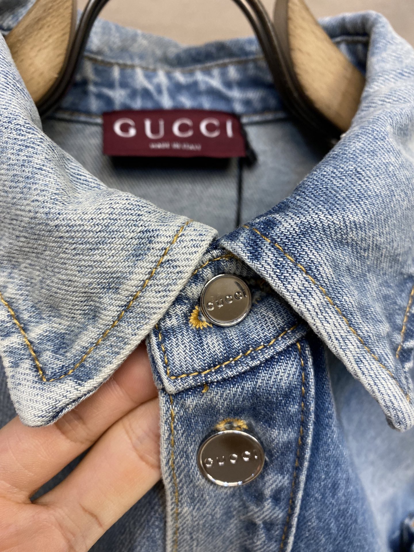 Gucci Water-Washed Cowboy Shirt: Customized Comfort with Unique Processes - 图片 6