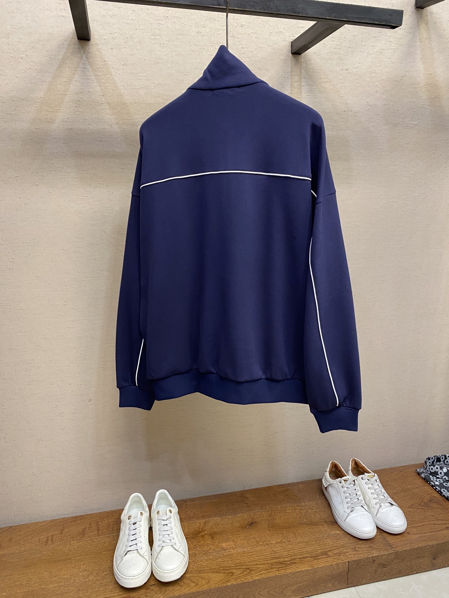 Gucci Navy Blue Label Guard: Luxurious, Soft Fabric with Custom Steel Stamping - 图片 3