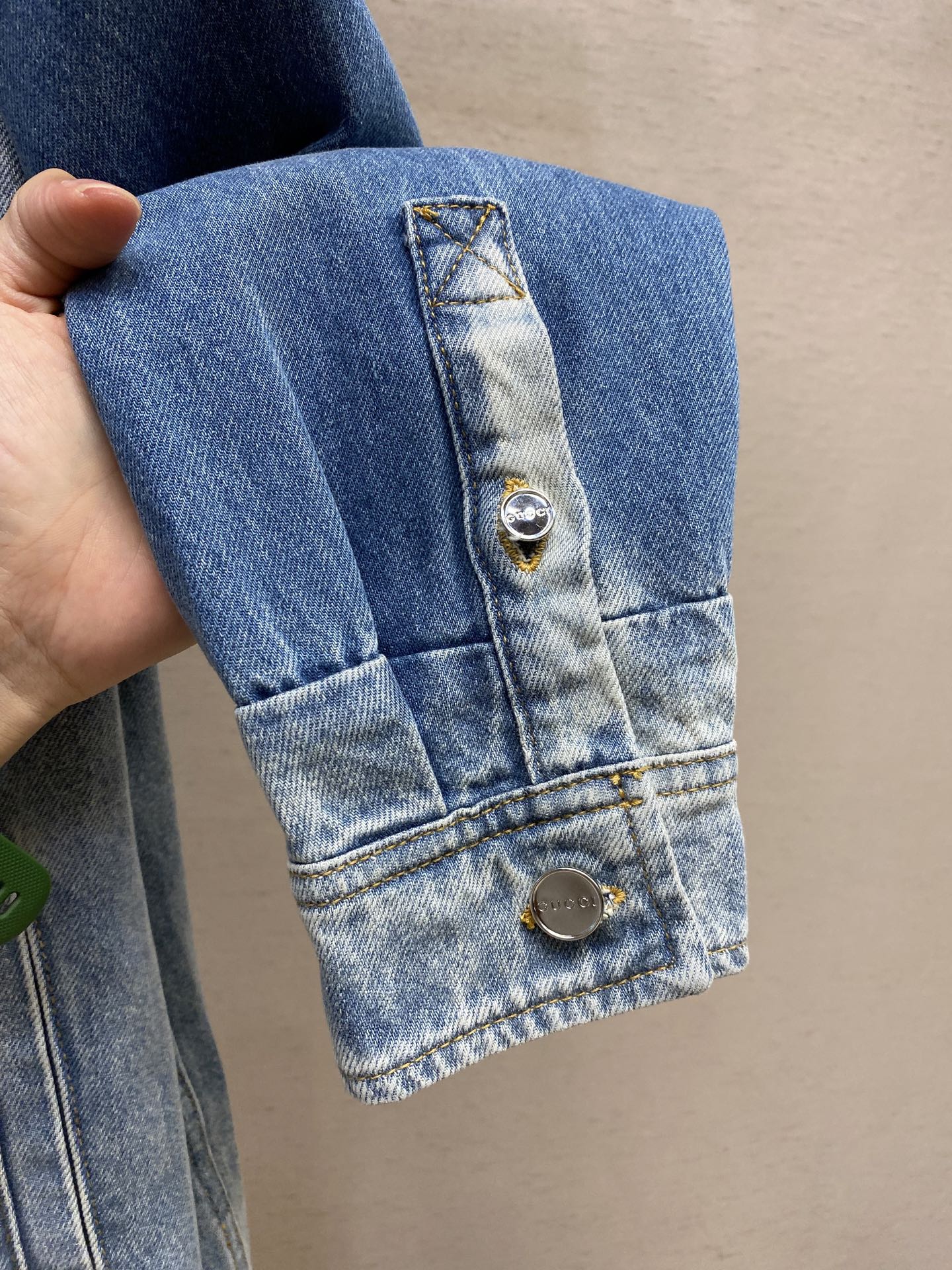 Gucci Water-Washed Cowboy Shirt: Customized Comfort with Unique Processes - 图片 9