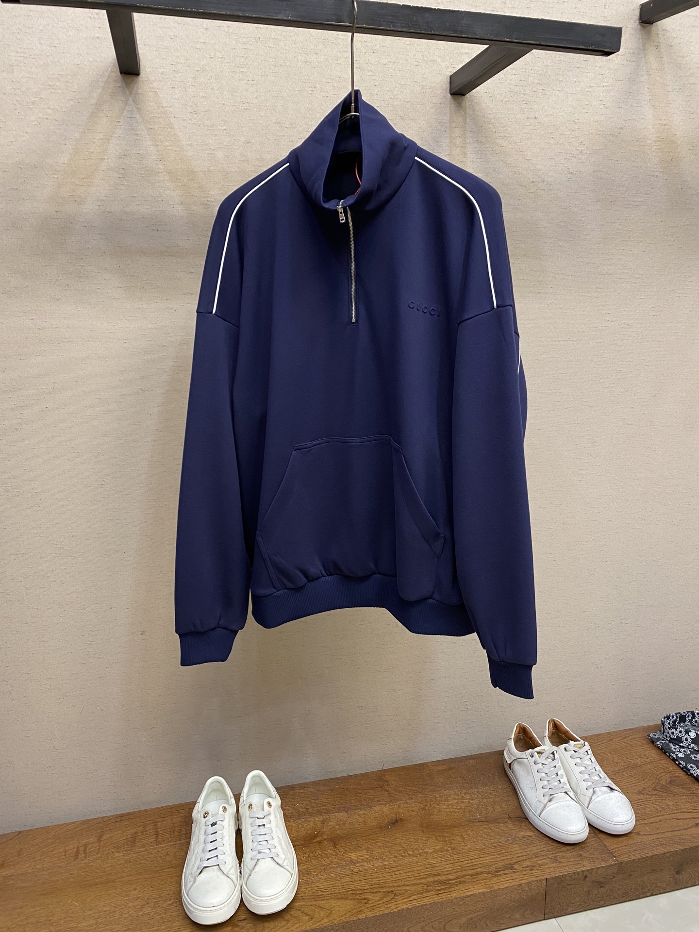 Gucci Navy Blue Label Guard: Luxurious, Soft Fabric with Custom Steel Stamping - 图片 1