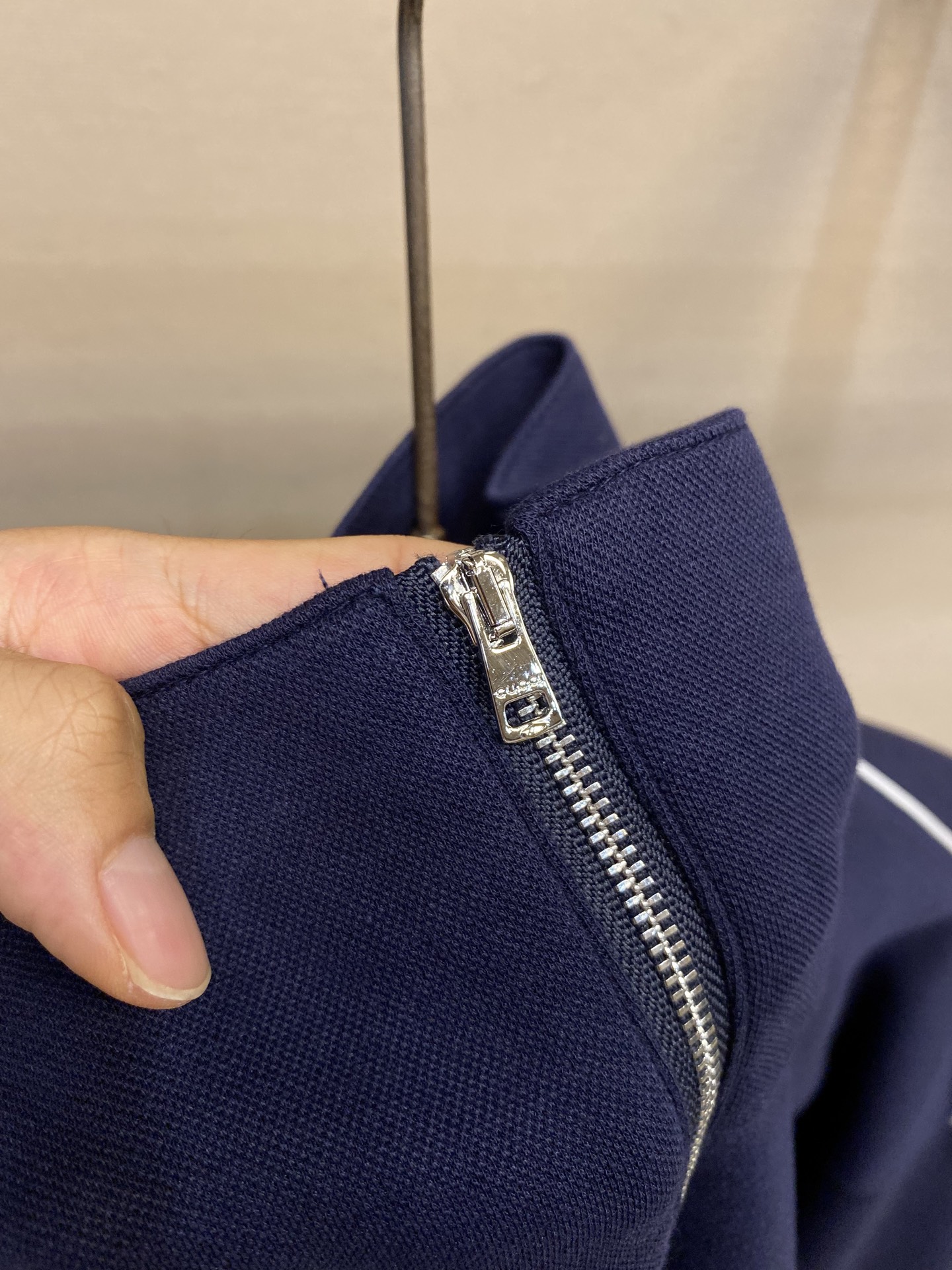 Gucci Navy Blue Label Guard: Luxurious, Soft Fabric with Custom Steel Stamping - 图片 6