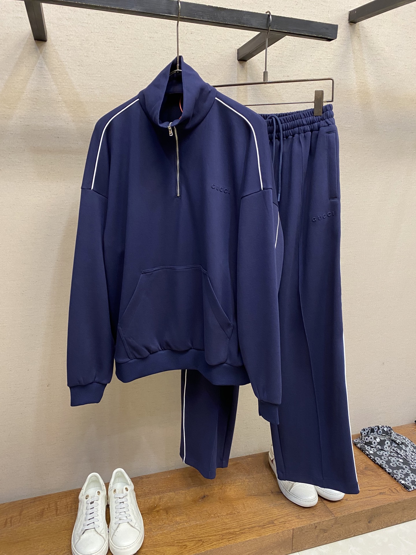Luxurious Navy Blue Gucci Pants with Custom Steel Stamping and Neat Rollside Effect - 图片 2