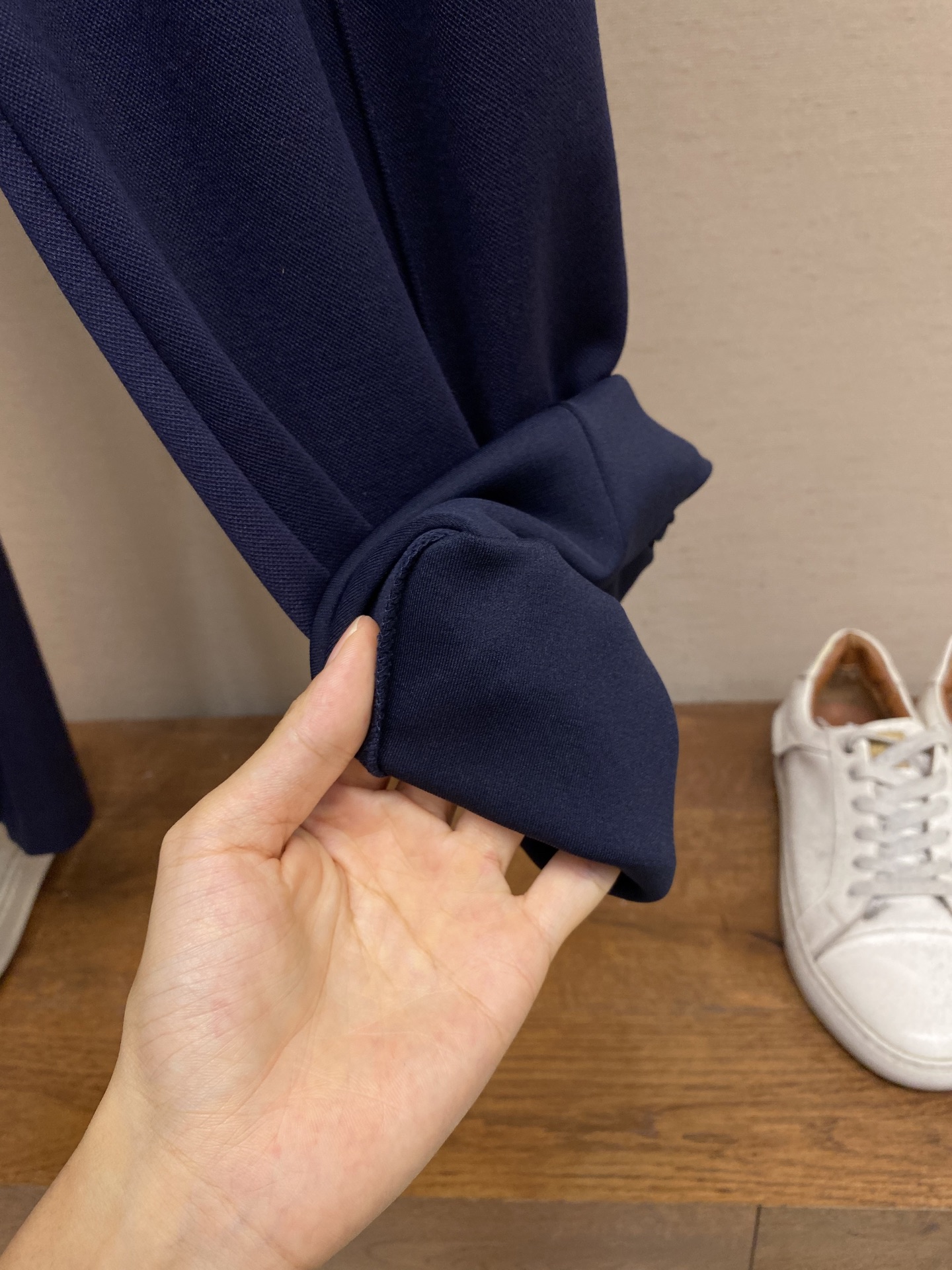 Luxurious Navy Blue Gucci Pants with Custom Steel Stamping and Neat Rollside Effect - 图片 8