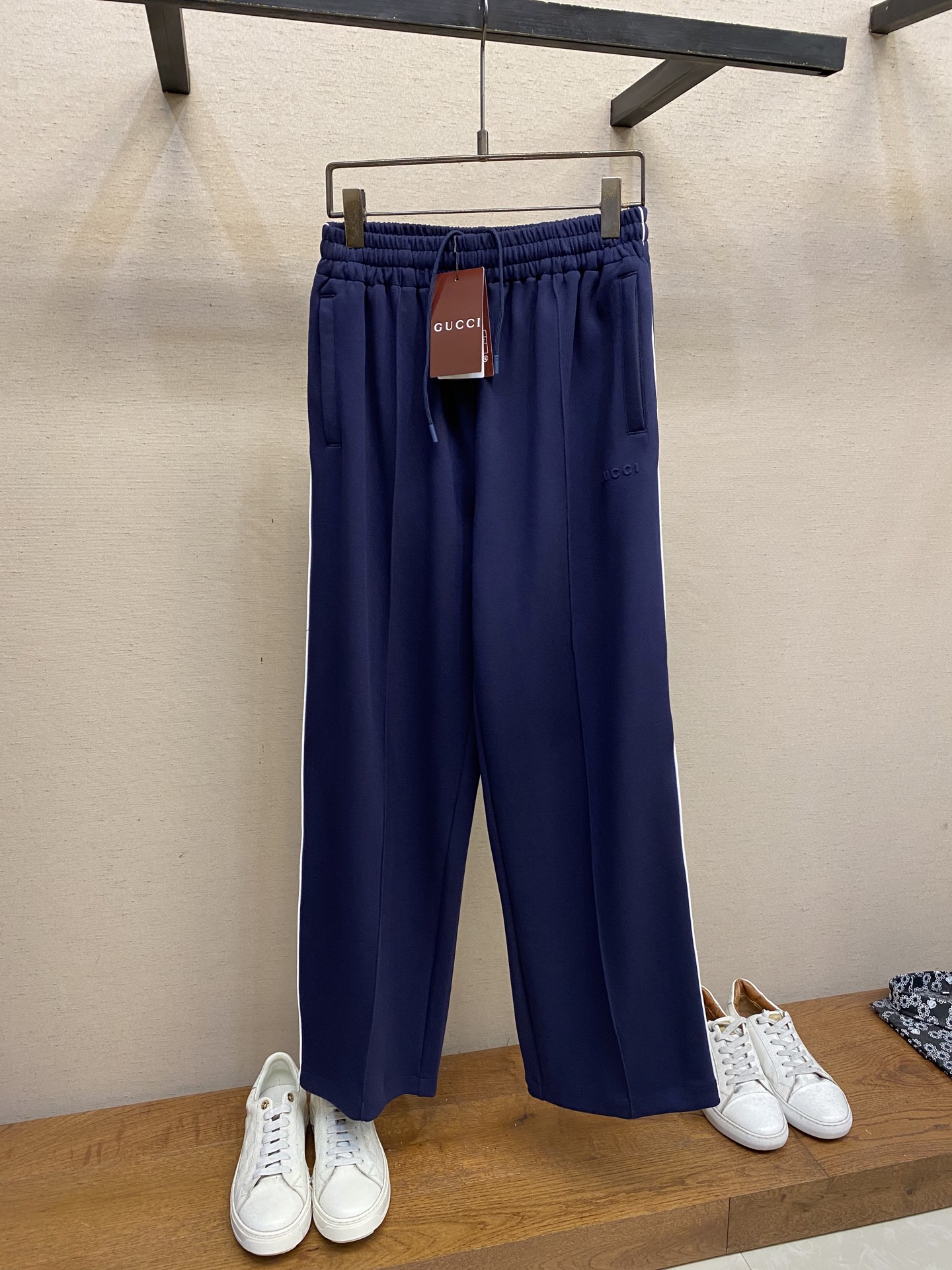Luxurious Navy Blue Gucci Pants with Custom Steel Stamping and Neat Rollside Effect - 图片 1