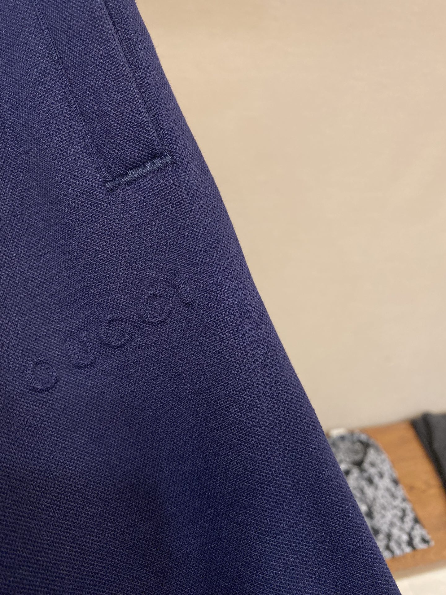 Luxurious Navy Blue Gucci Pants with Custom Steel Stamping and Neat Rollside Effect - 图片 7