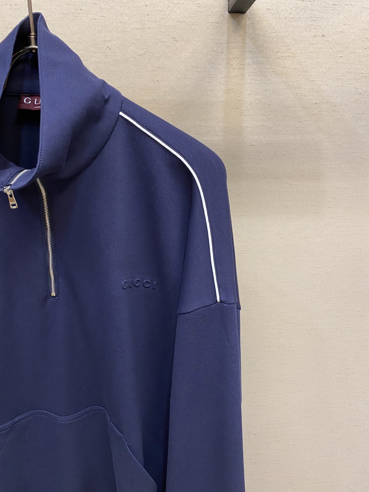 Gucci Navy Blue Label Guard: Luxurious, Soft Fabric with Custom Steel Stamping - 图片 4
