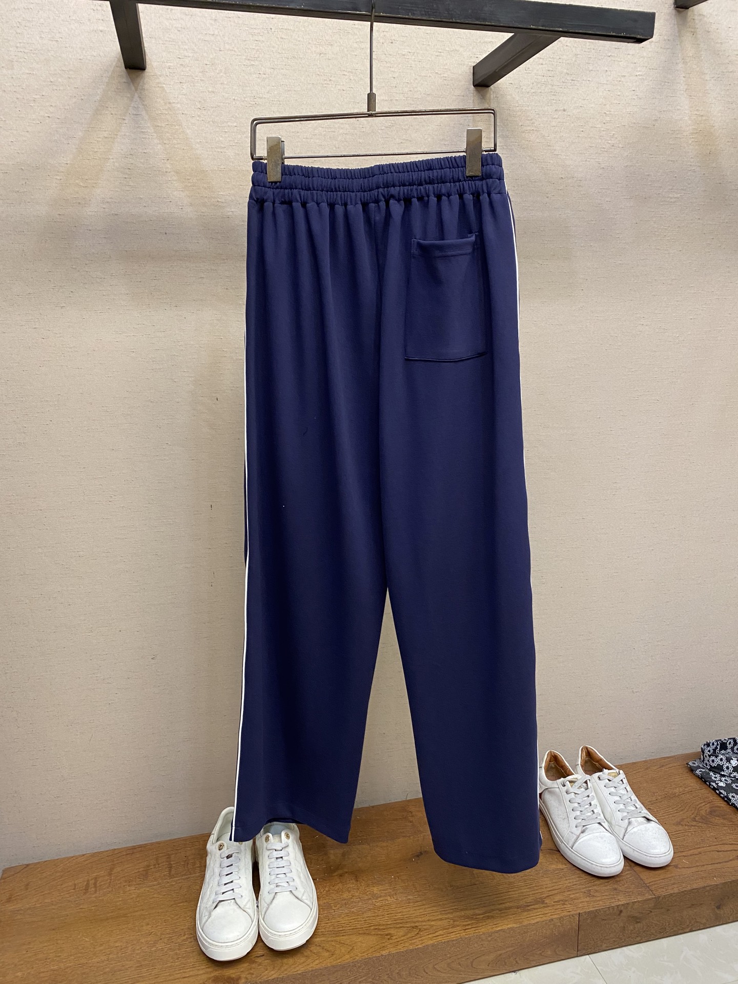 Luxurious Navy Blue Gucci Pants with Custom Steel Stamping and Neat Rollside Effect - 图片 3